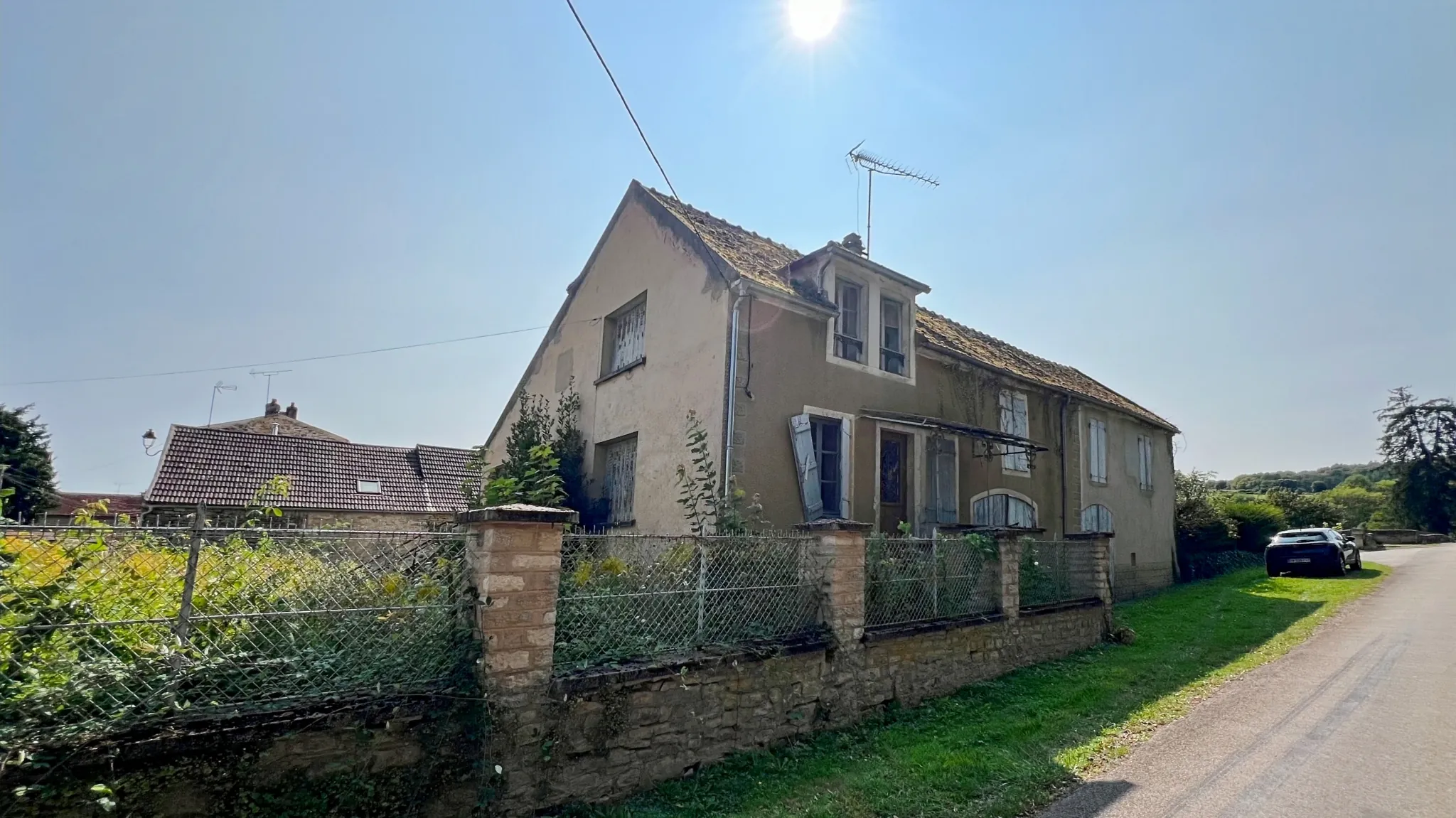 Maison à rénover avec dépendances sur terrain de 598 m² à Sermizelles 
