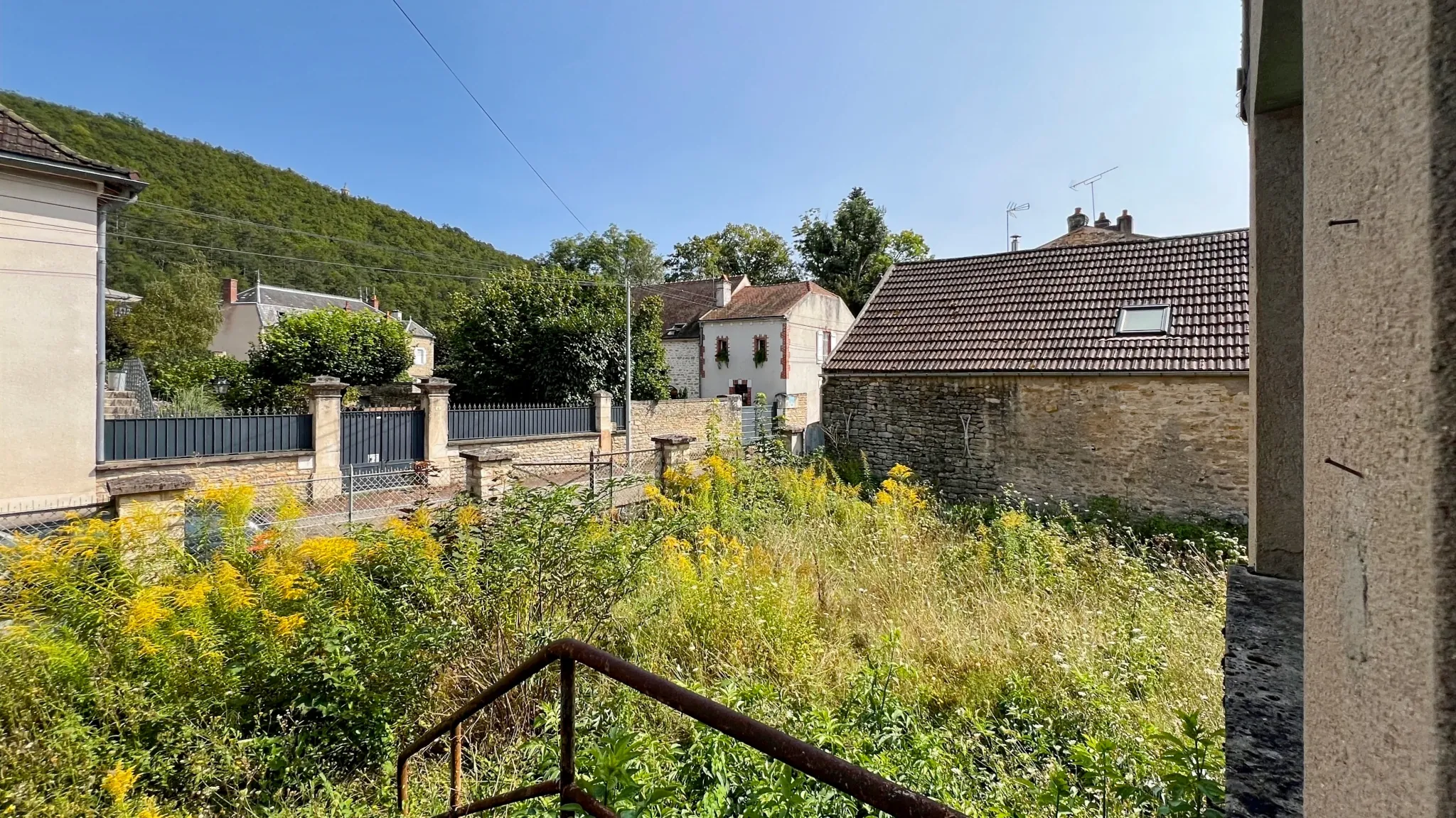 Maison à rénover avec dépendances sur terrain de 598 m² à Sermizelles 