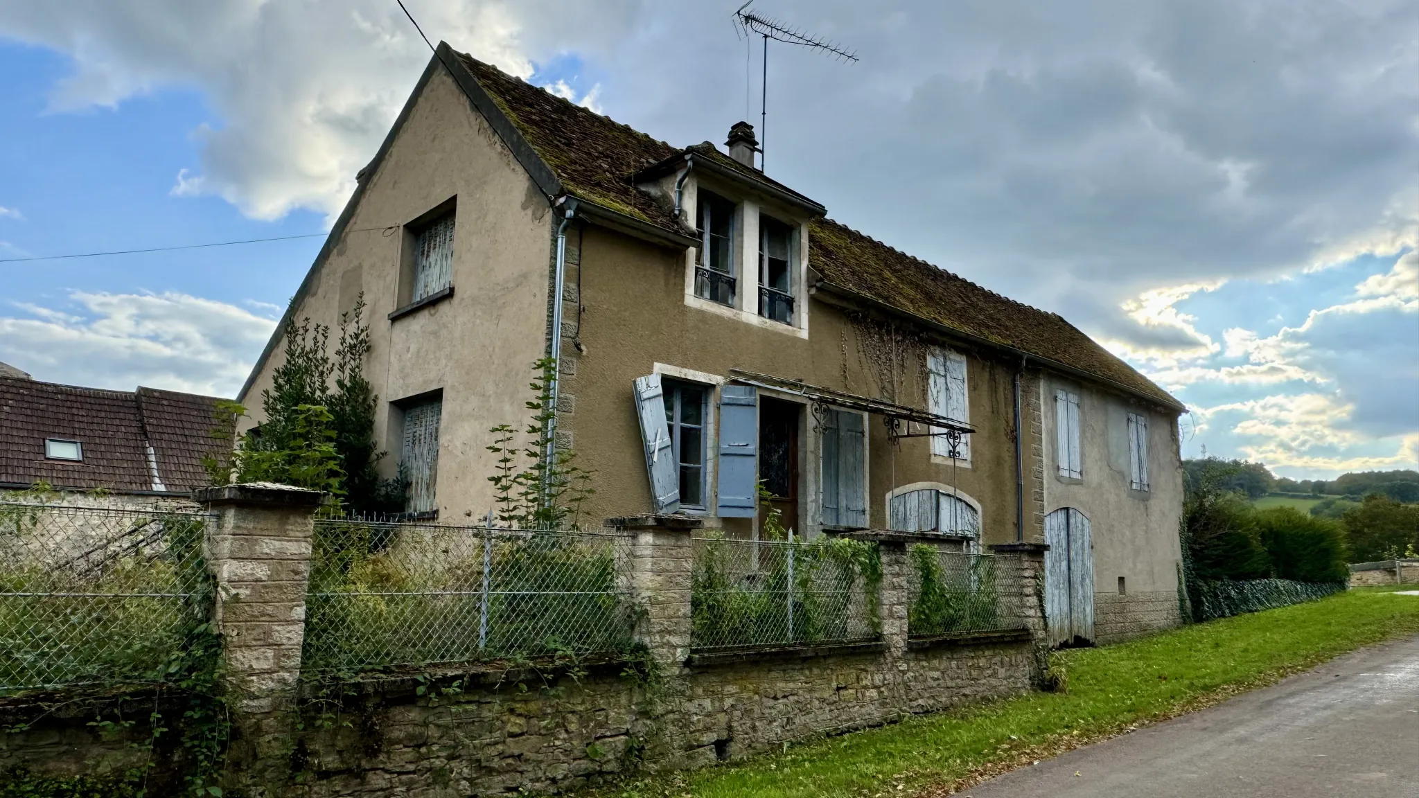 Maison à rénover avec dépendances sur terrain de 598 m² à Sermizelles 