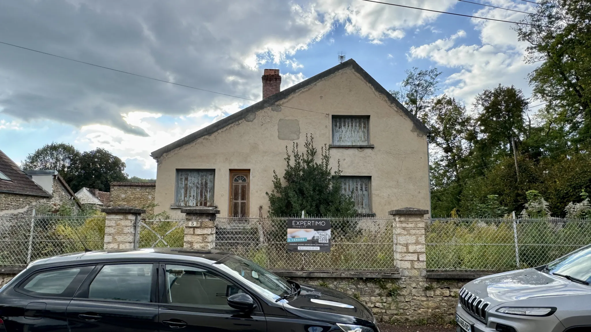 Maison à rénover avec dépendances sur terrain de 598 m² à Sermizelles 