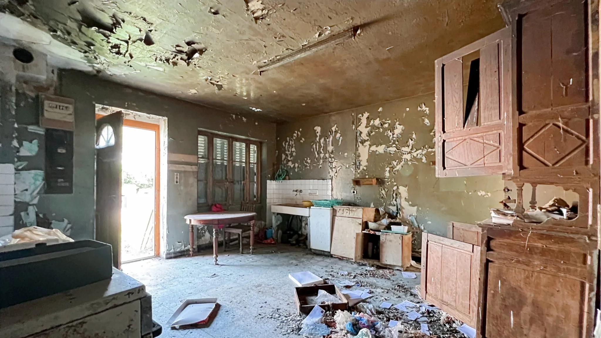 Maison à rénover avec dépendances sur terrain de 598 m² à Sermizelles 