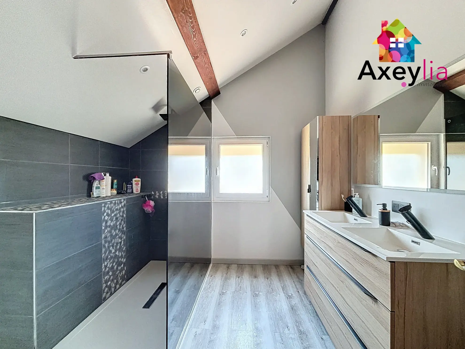 Maison familiale rénovée avec piscine et dépendances à Marcigny (71) 