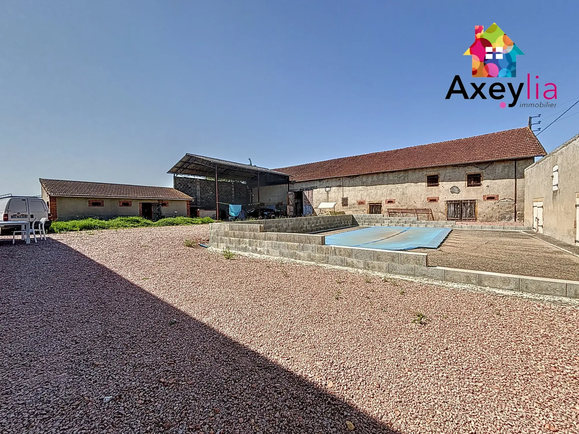 Maison familiale rénovée avec piscine et dépendances à Marcigny (71) 