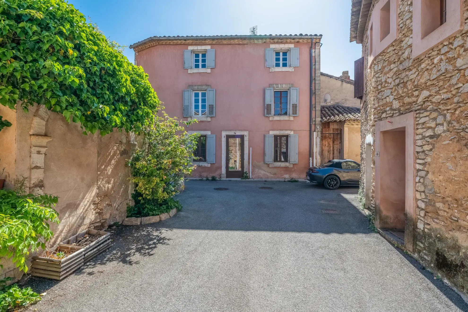 Maison de village avec remise et garage à Roussillon, Luberon