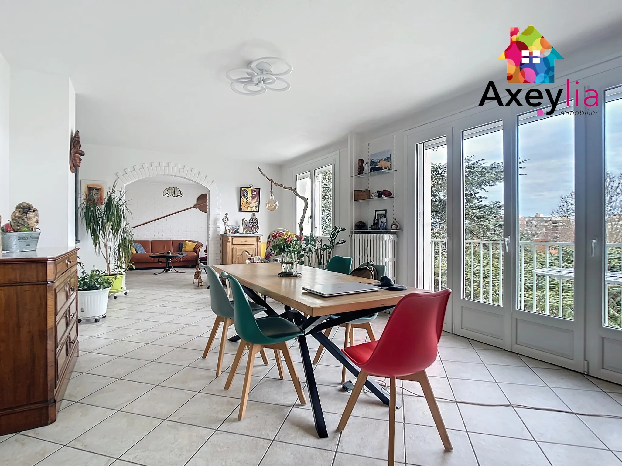 À vendre à Roanne, grand appartement rénové de 131 m² avec 4 chambres et deux garages