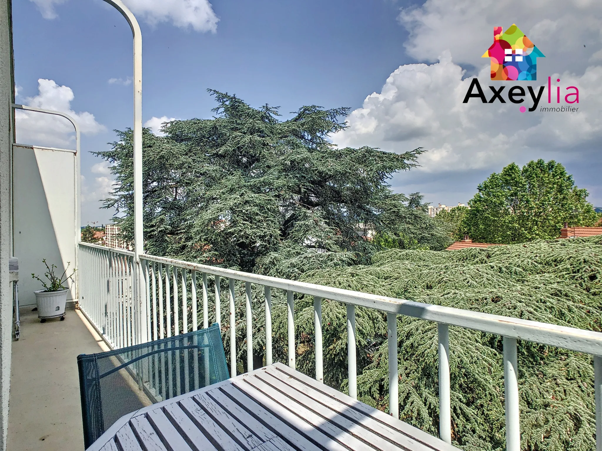 Appartement rénové de 131 m² avec 4 chambres et 2 garages au centre de Roanne 