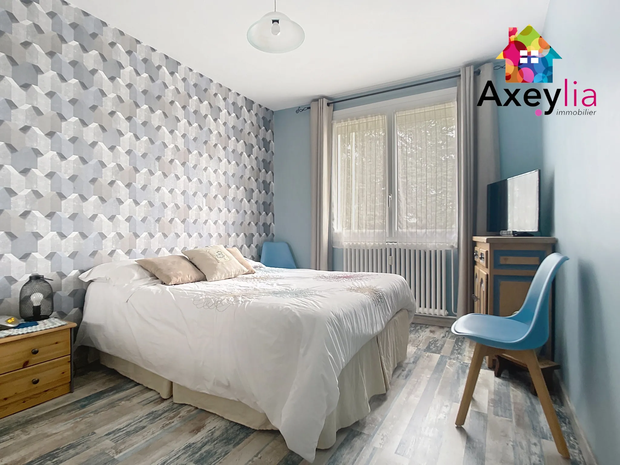 Appartement rénové de 131 m² avec 4 chambres et 2 garages au centre de Roanne 