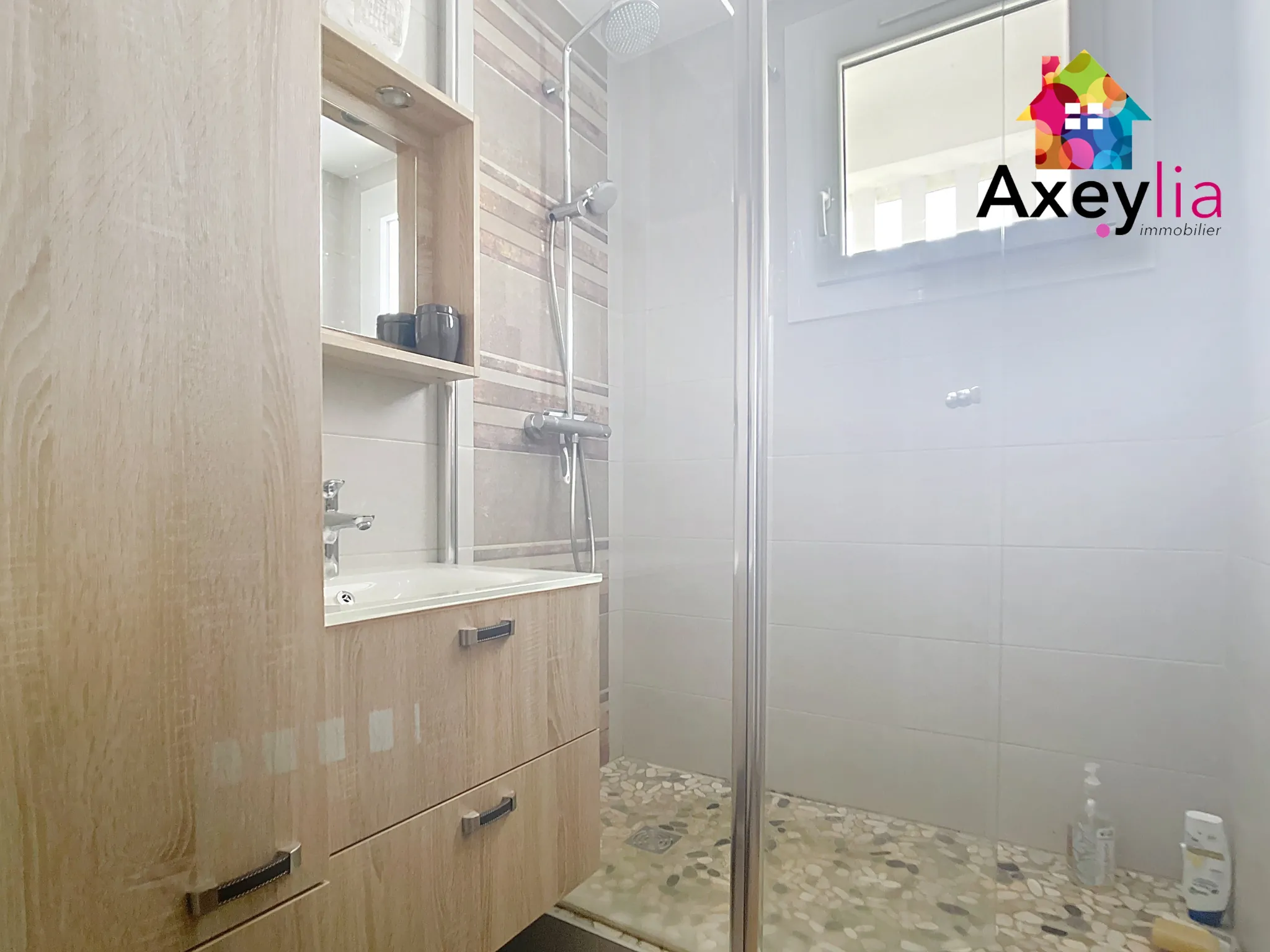 Appartement rénové de 131 m² avec 4 chambres et 2 garages au centre de Roanne 