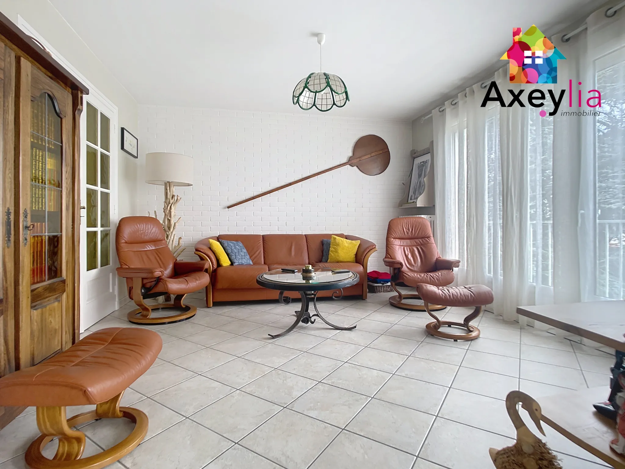 Appartement rénové de 131 m² avec 4 chambres et 2 garages au centre de Roanne 