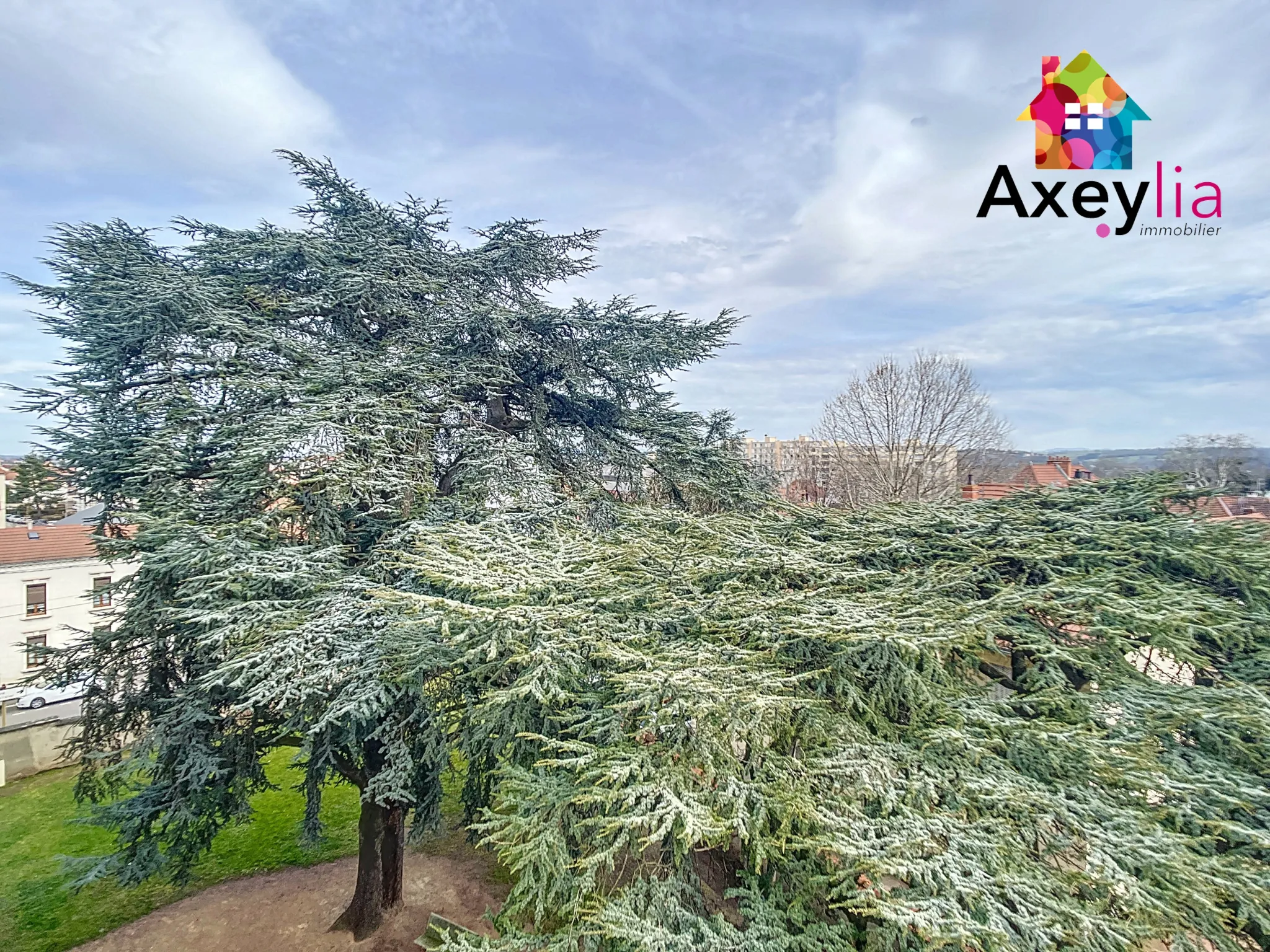Appartement rénové de 131 m² avec 4 chambres et 2 garages au centre de Roanne 
