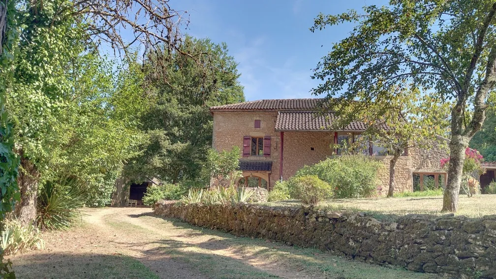 Authentique maison lotoise de 135 m² avec grange sur 2 hectares à Montcabrier 