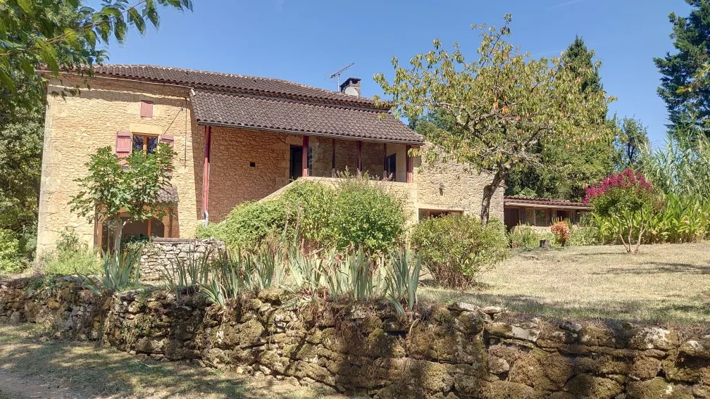 Authentique maison lotoise de 135 m² avec grange sur 2 hectares à Montcabrier 