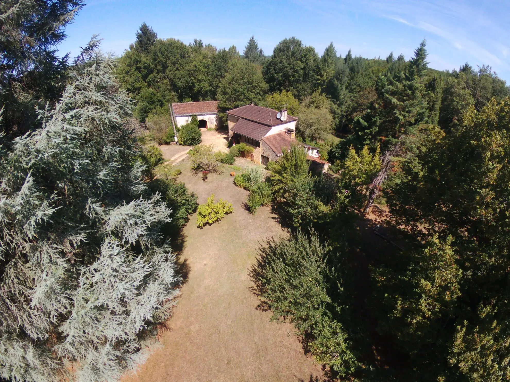 Authentique maison lotoise de 135 m² avec grange sur 2 hectares à Montcabrier 