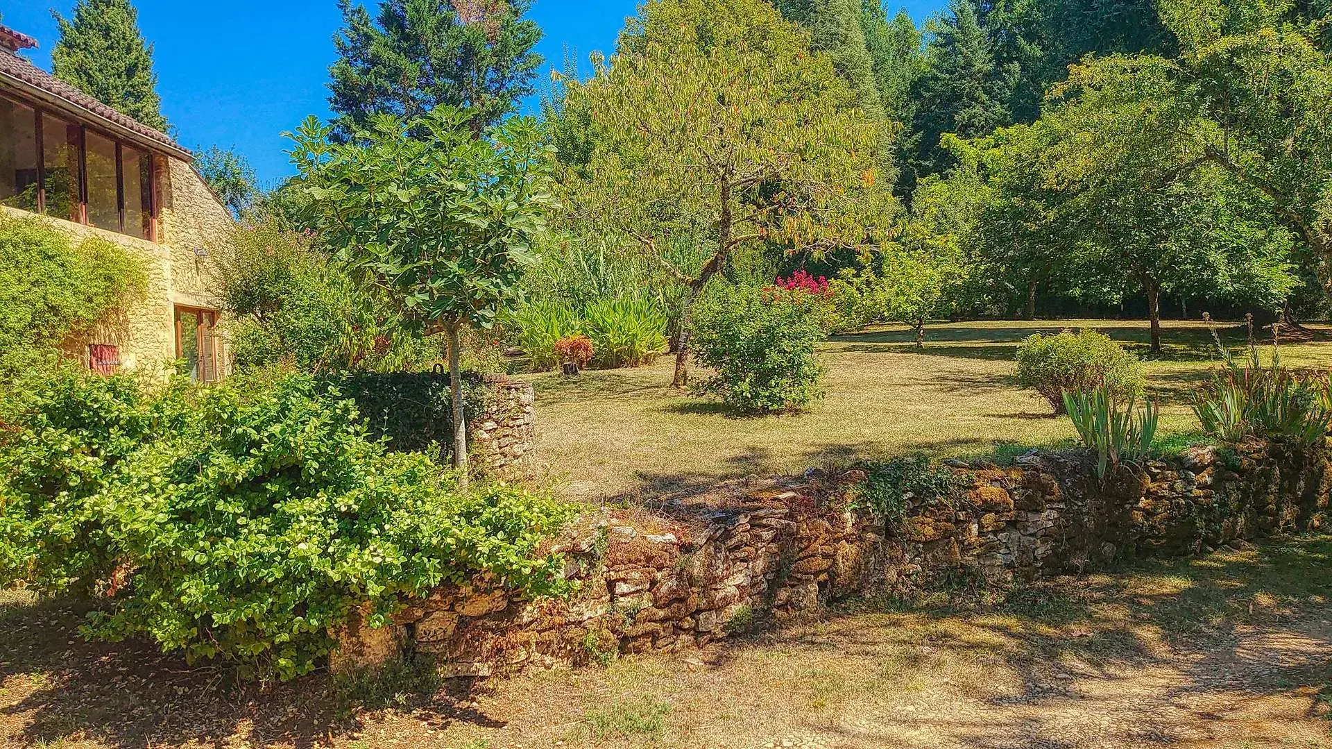 Authentique maison lotoise de 135 m² avec grange sur 2 hectares à Montcabrier 