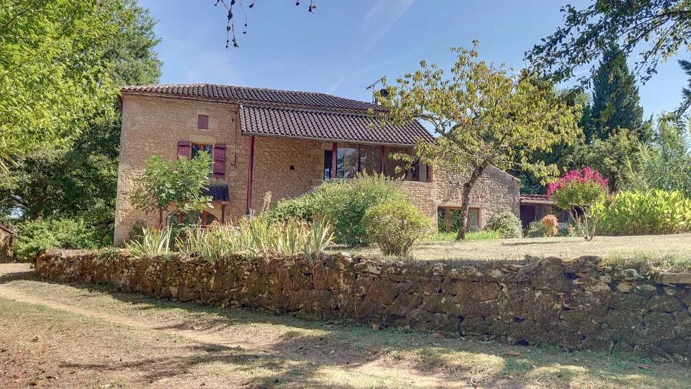 Authentique maison lotoise de 135 m² avec grange sur 2 hectares à Montcabrier 