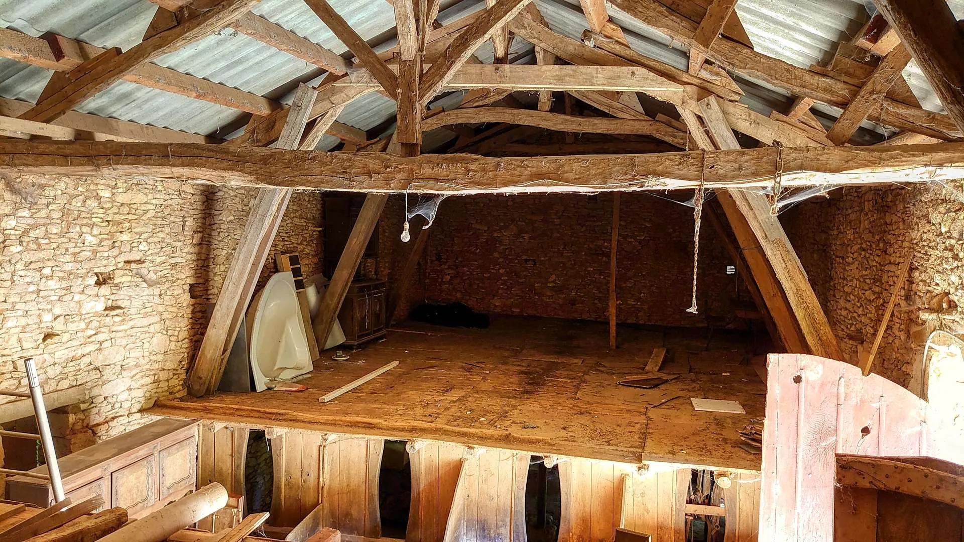 Authentique maison lotoise de 135 m² avec grange sur 2 hectares à Montcabrier 