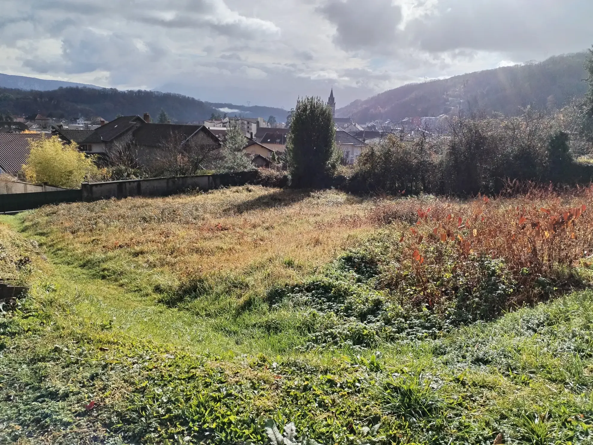 Terrain constructible de 800 m² à Renage avec vue sur la montagne 