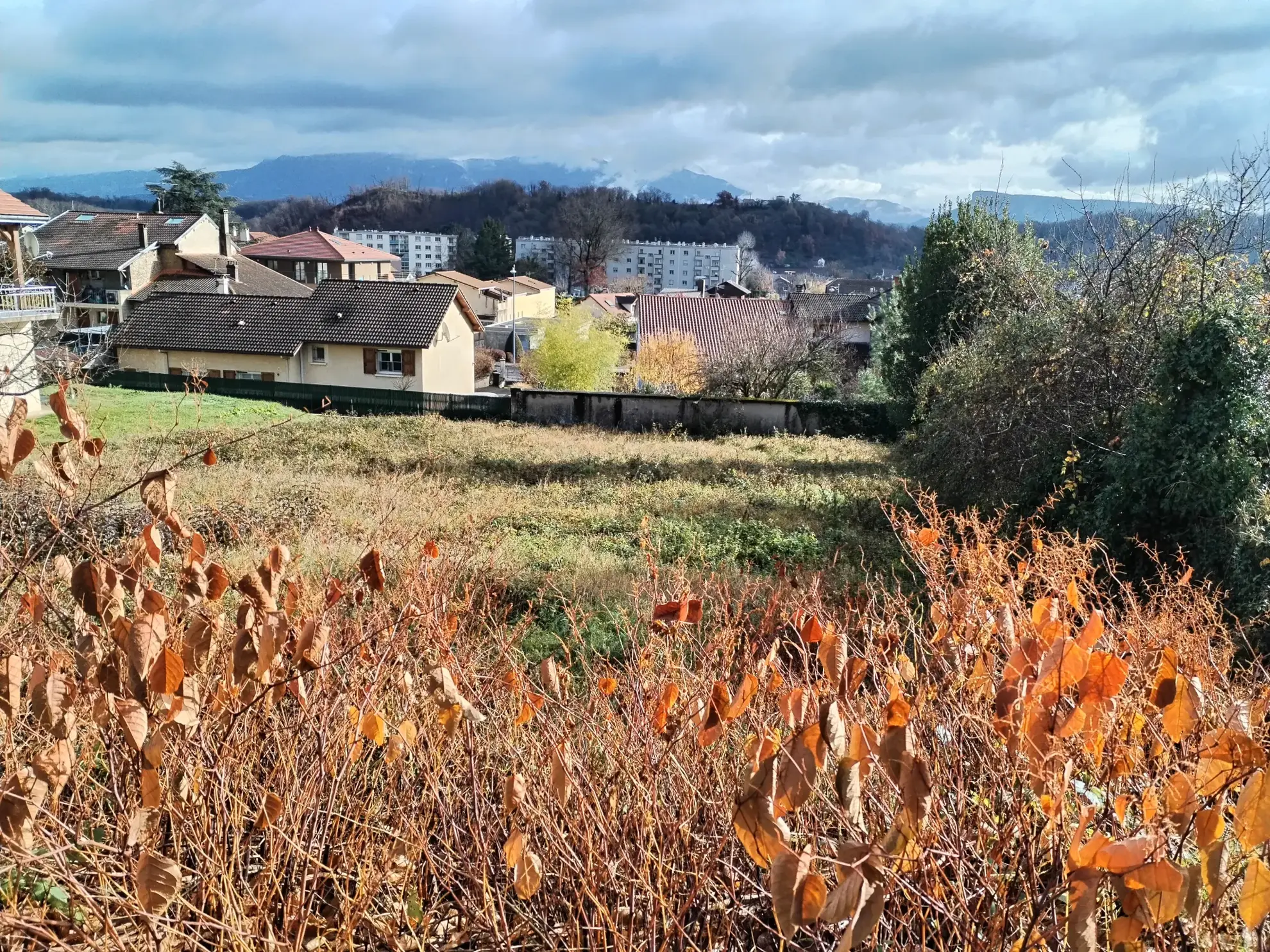 Terrain constructible de 800 m² à Renage avec vue sur la montagne