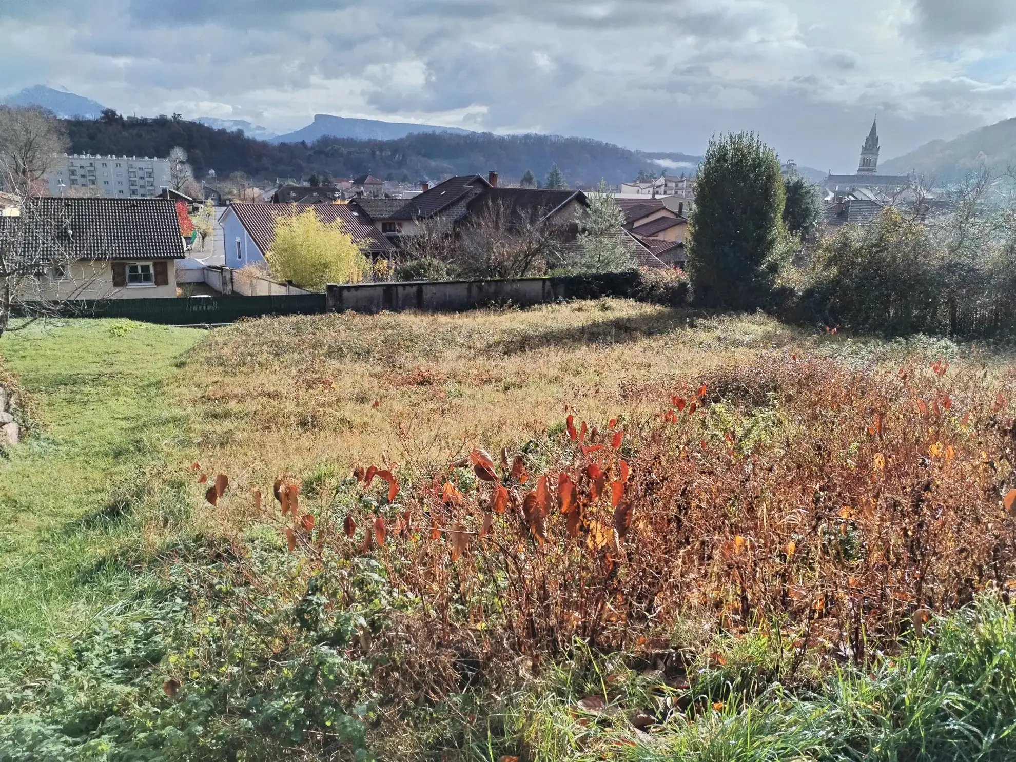 Terrain constructible de 800 m² à Renage avec vue sur la montagne 