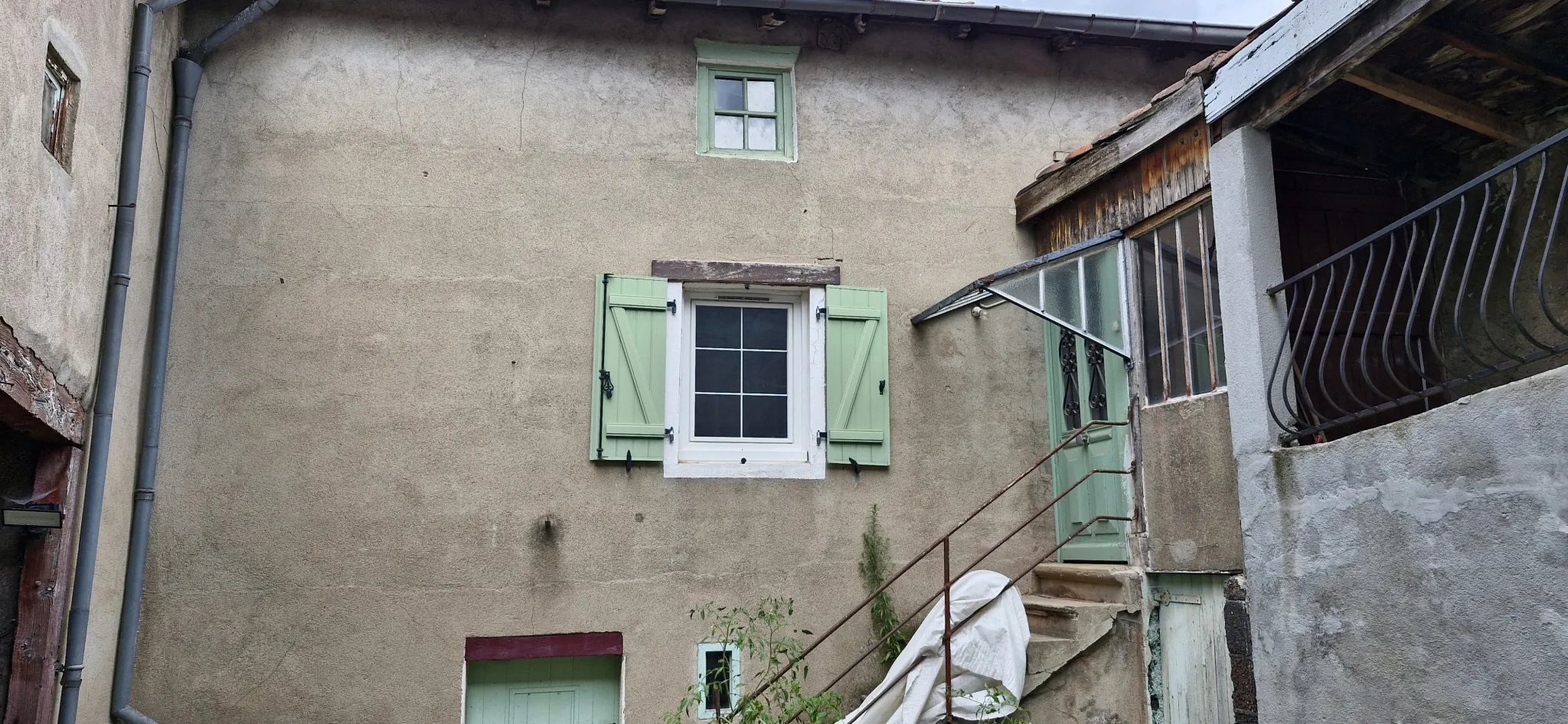 À vendre à Saint-Chamond : ensemble de 2 maisons avec garage, caves et terrain de 340 m² 