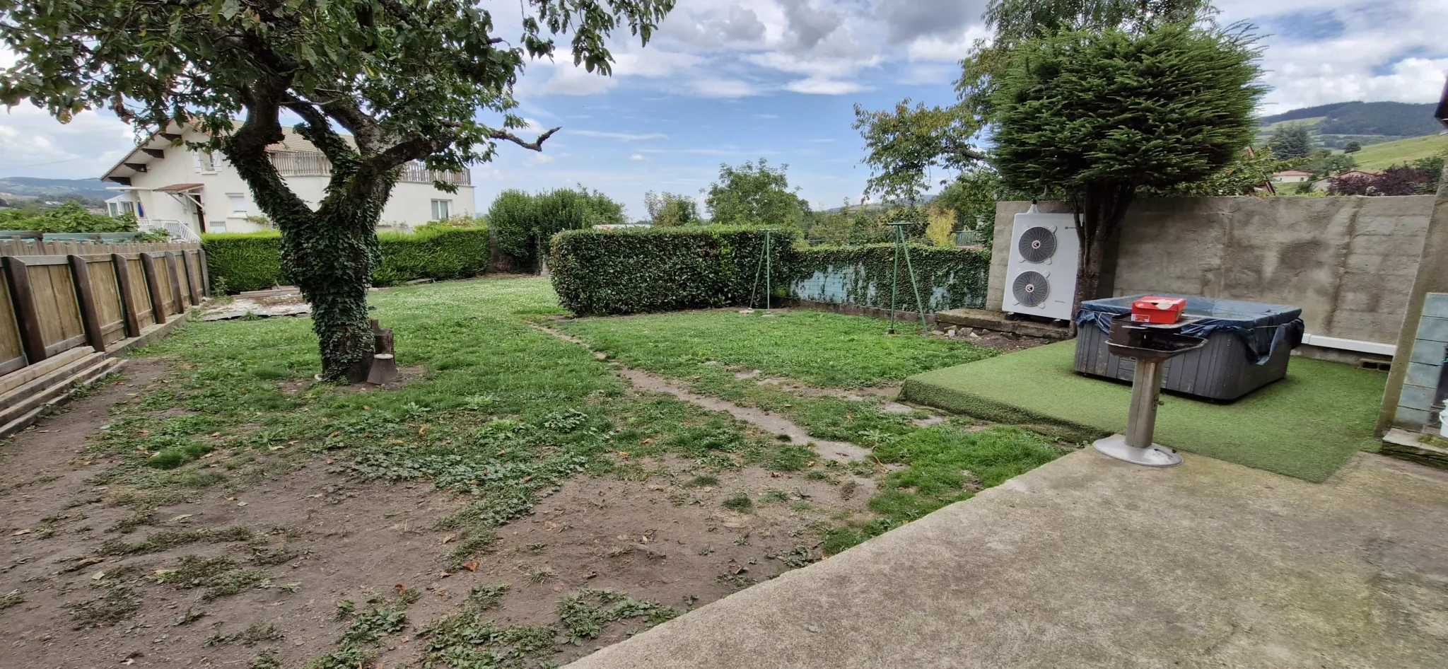 À vendre à Saint-Chamond : ensemble de 2 maisons avec garage, caves et terrain de 340 m² 