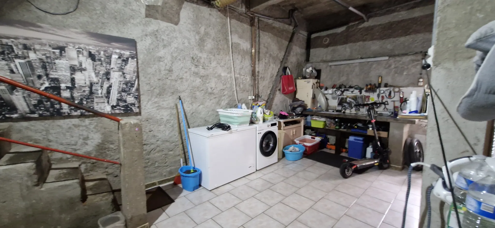 À vendre à Saint-Chamond : ensemble de 2 maisons avec garage, caves et terrain de 340 m² 