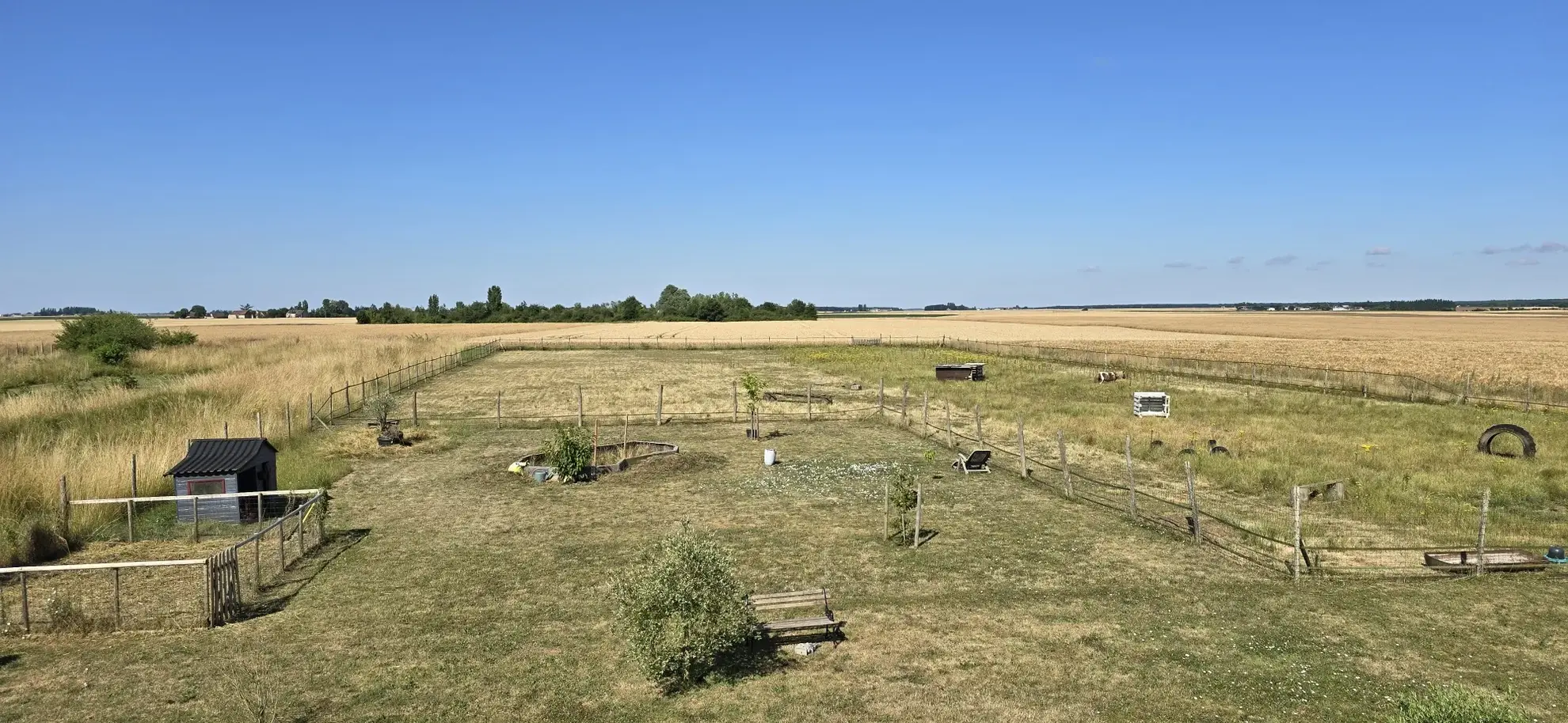 Belle maison avec vue campagne, garage, box chevaux et grand terrain à Oucques 
