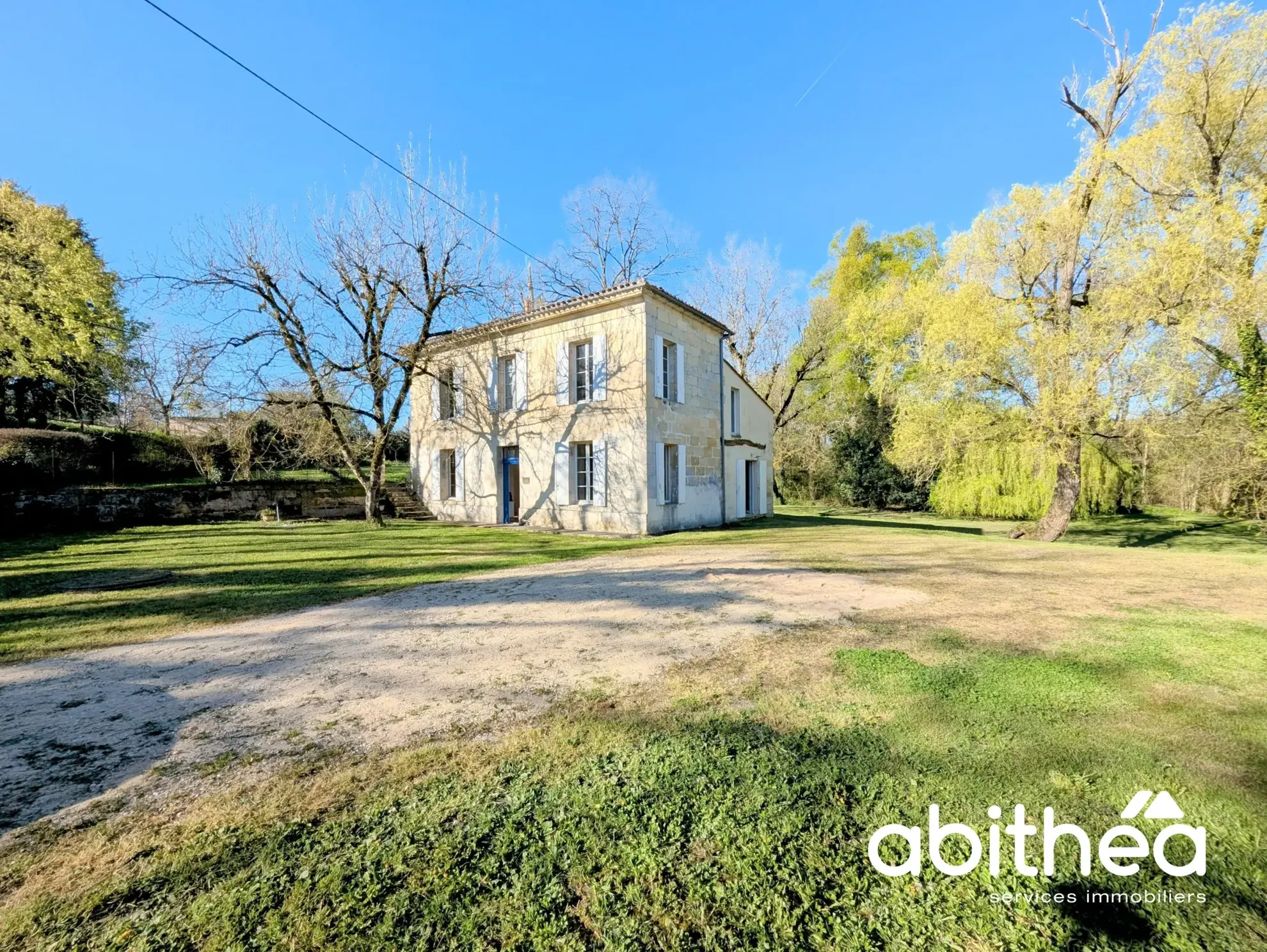 Ancien moulin en pierre à Branne - Charmante propriété avec terrain spacieux 
