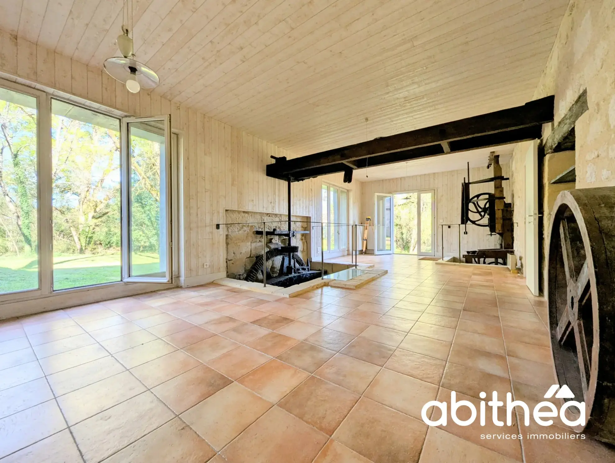 Ancien moulin en pierre à Branne - Charmante propriété avec terrain spacieux 
