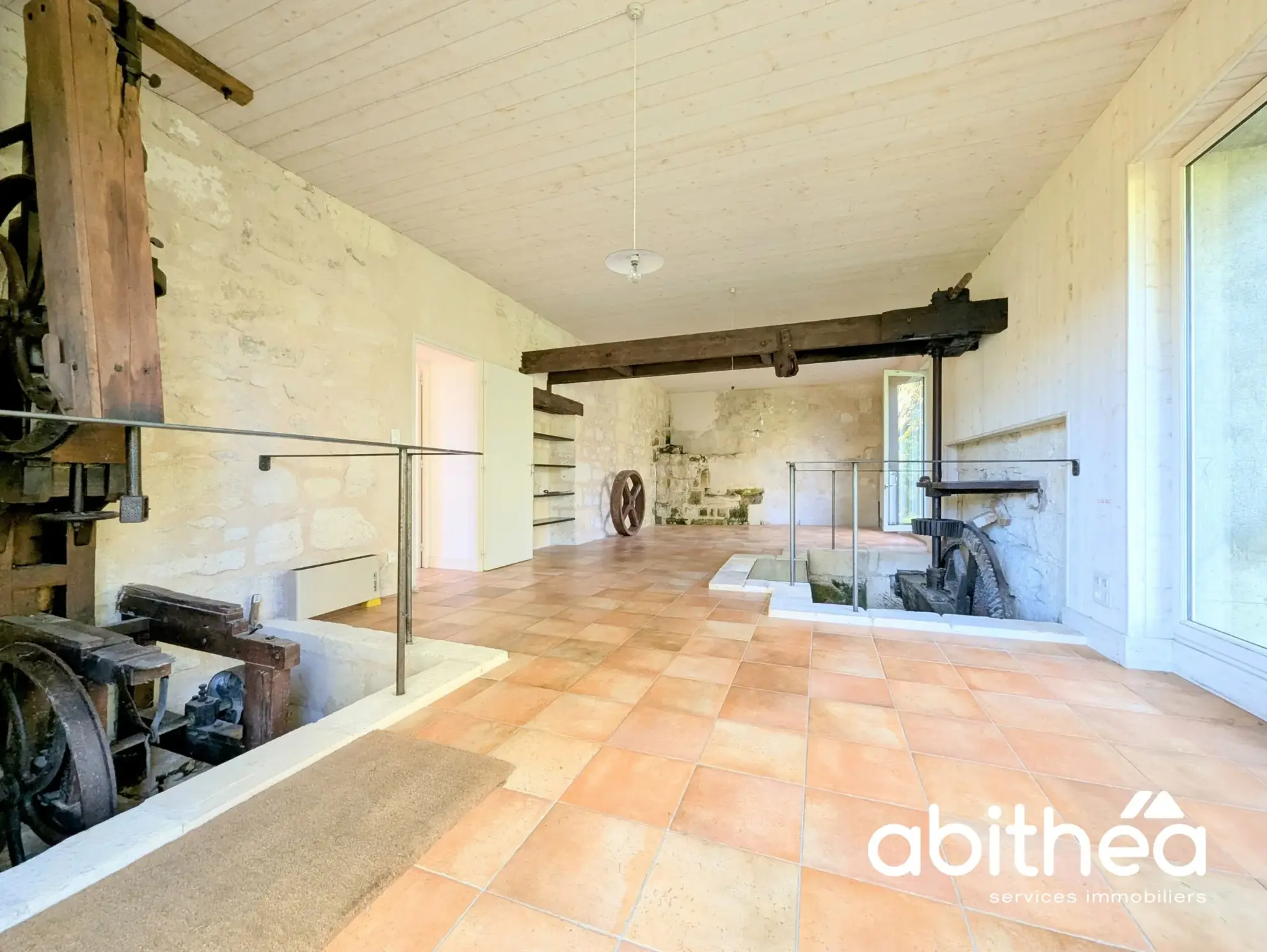 Ancien moulin en pierre à Branne - Charmante propriété avec terrain spacieux 