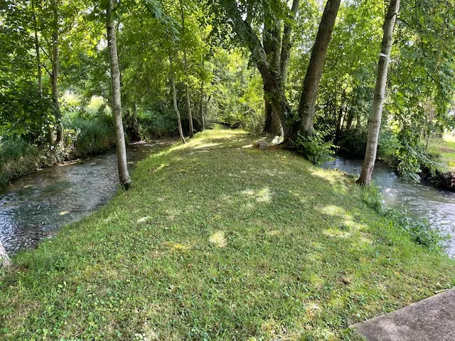 Terrain de loisir arboré avec constructions en bois à Precy-sur-Vrin 