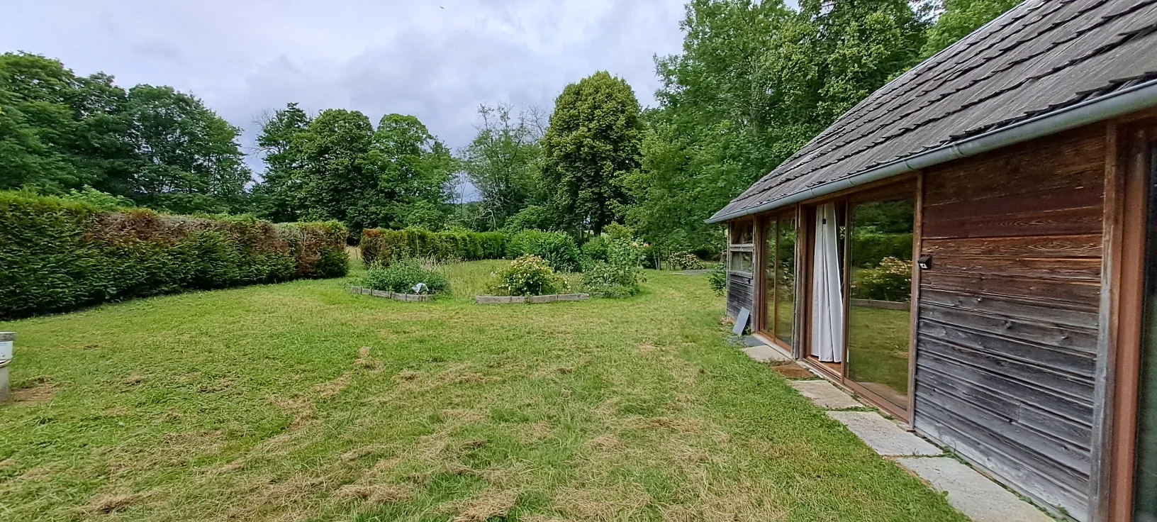 Terrain de loisir arboré avec constructions en bois à Precy-sur-Vrin 