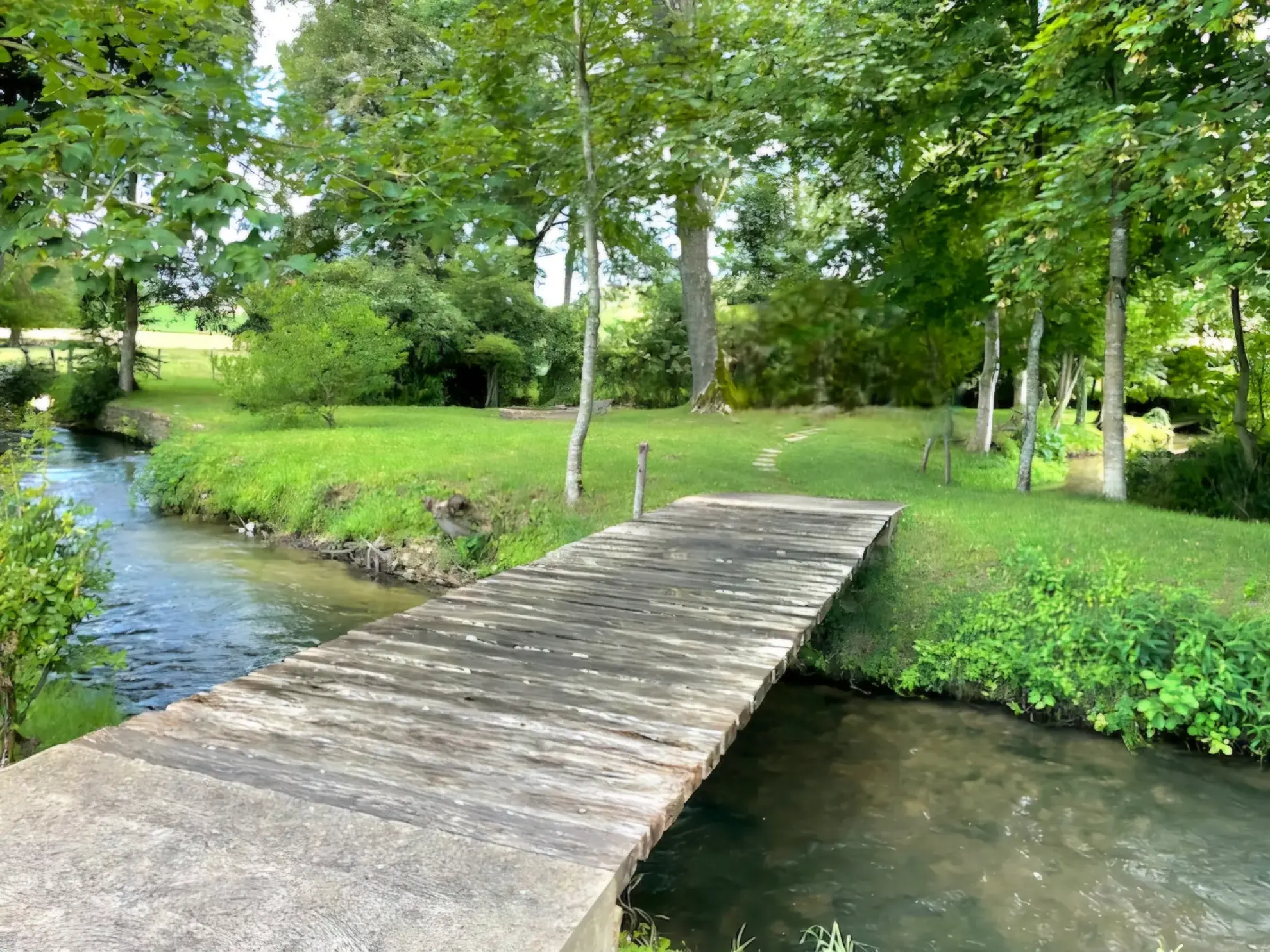 Terrain de loisir arboré avec constructions en bois à Precy-sur-Vrin 