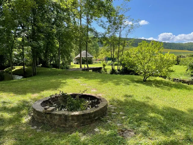 Terrain de loisir arboré avec constructions en bois à Precy-sur-Vrin