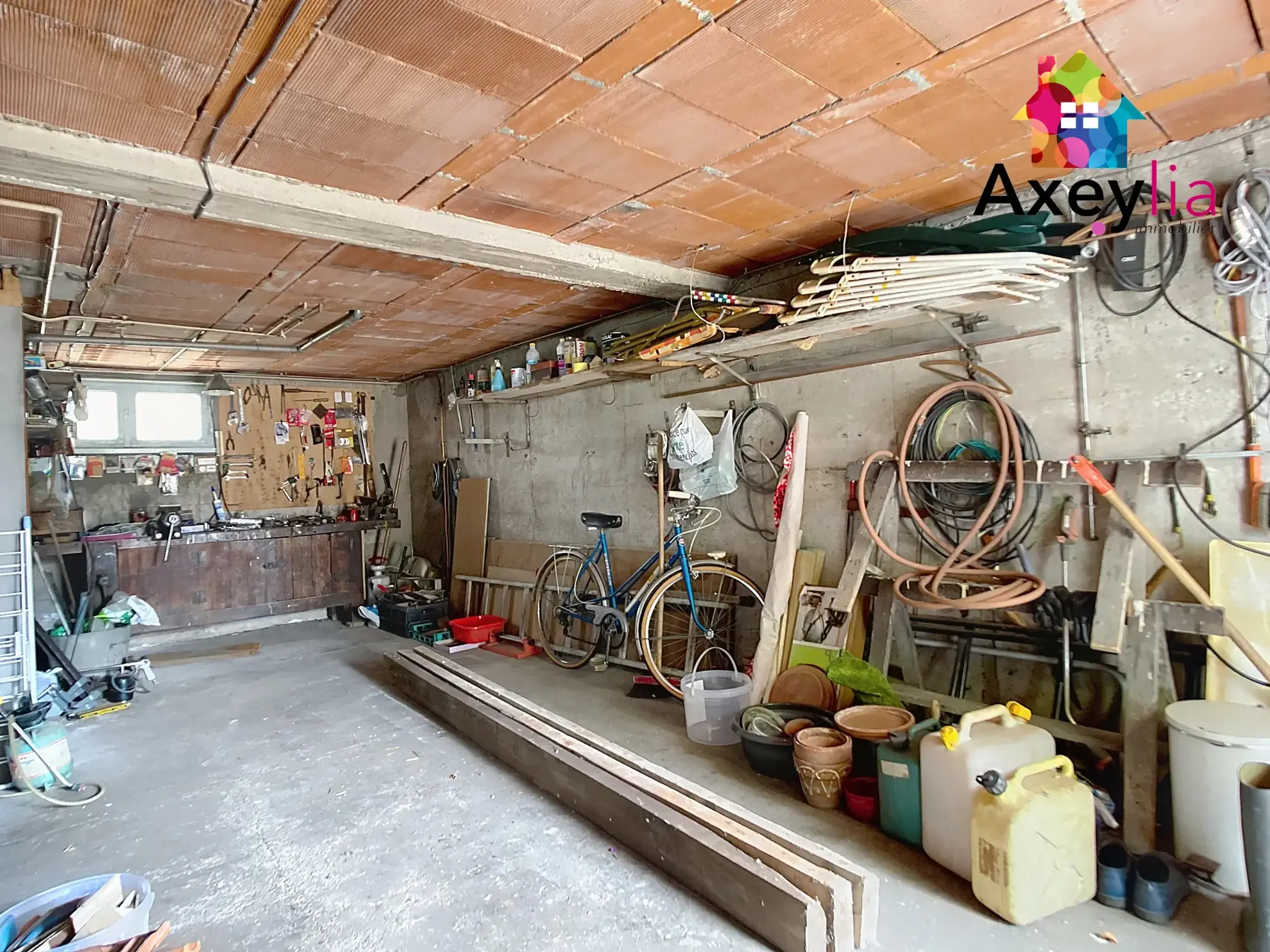 Maison à vendre à Mably avec 3 chambres, garage et jardin, secteur calme 