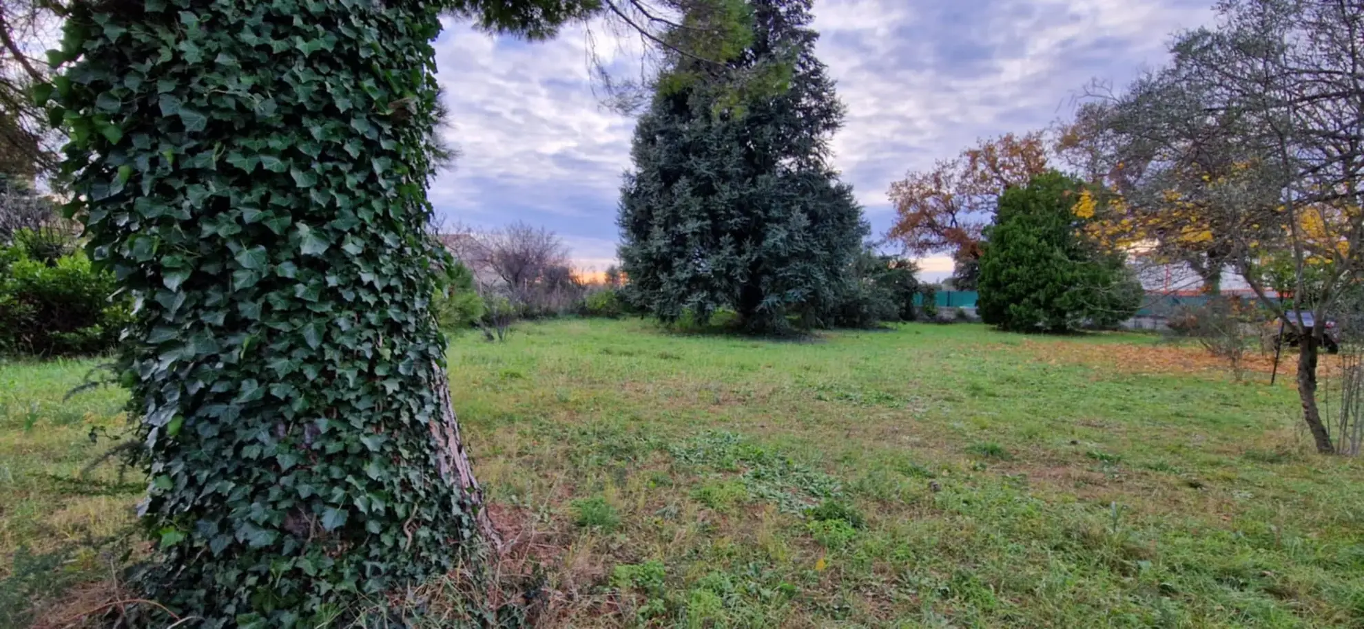 Terrain constructible de 904 m² à Bollène, idéal pour votre projet immobilier