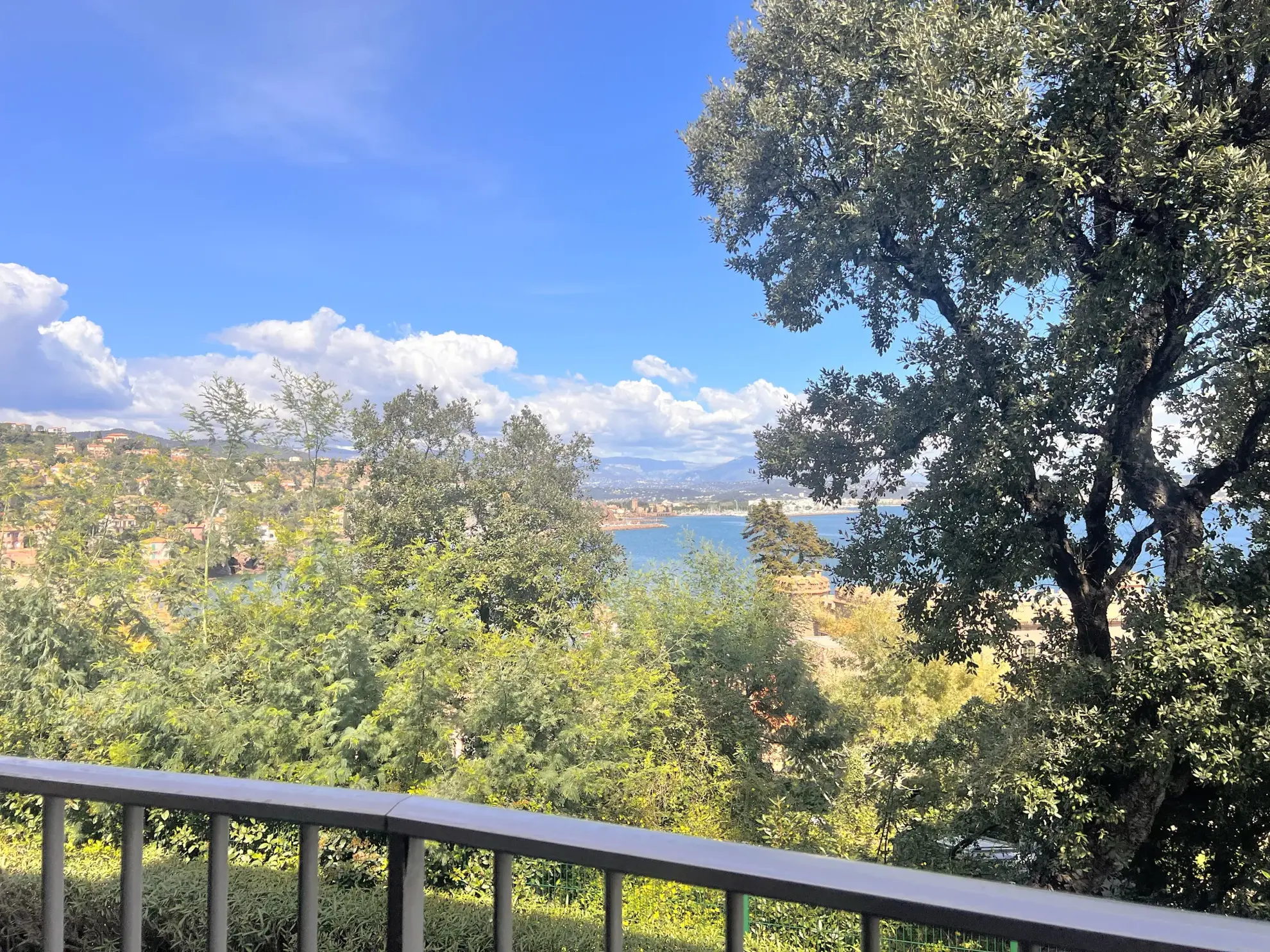 Grand T1 avec vue mer à Théoule-sur-Mer, proche plages et commerces 