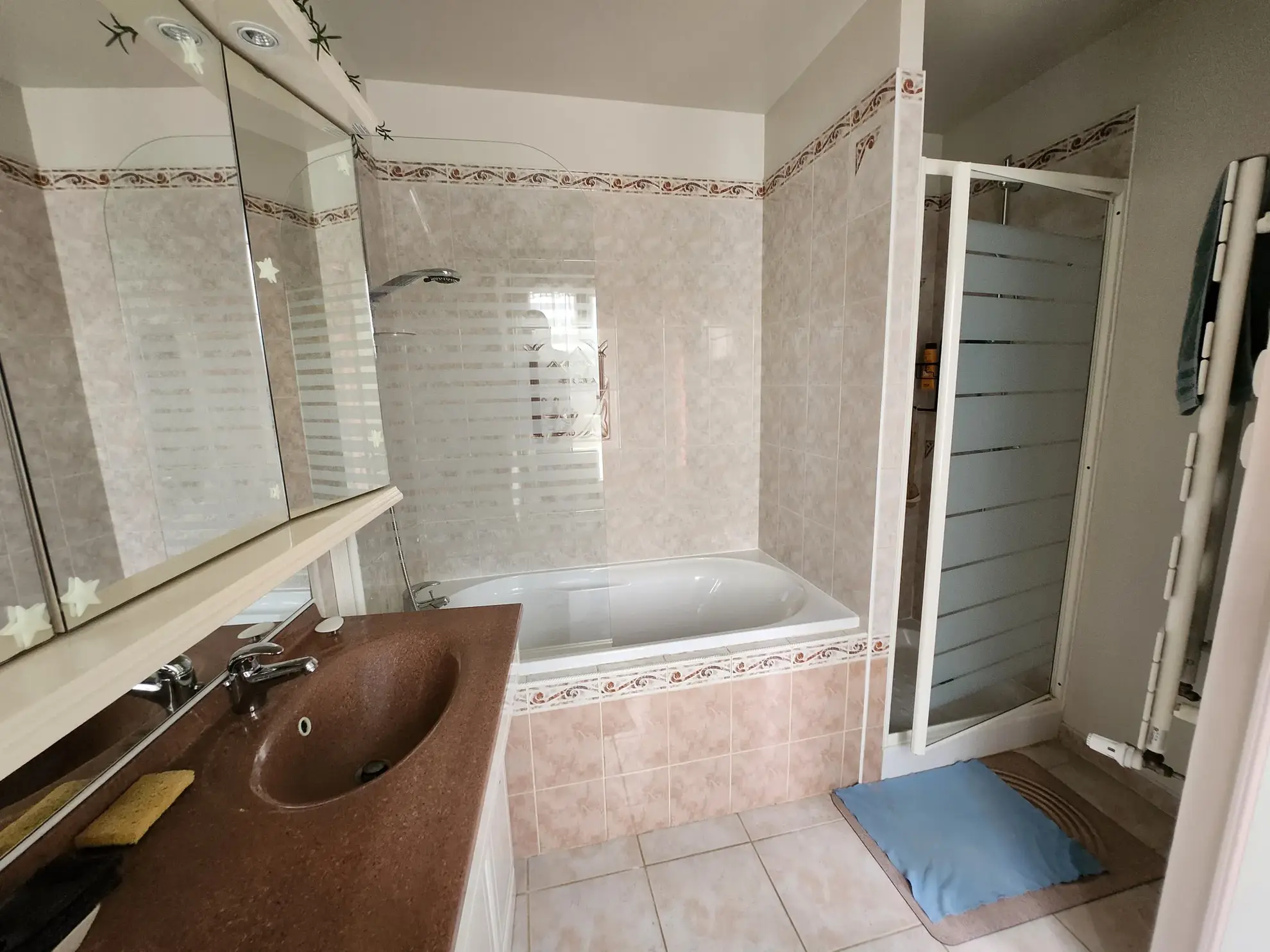 Charmante maison en pierre rénovée avec dépendances à Sainte-Jean-de-Beugné 