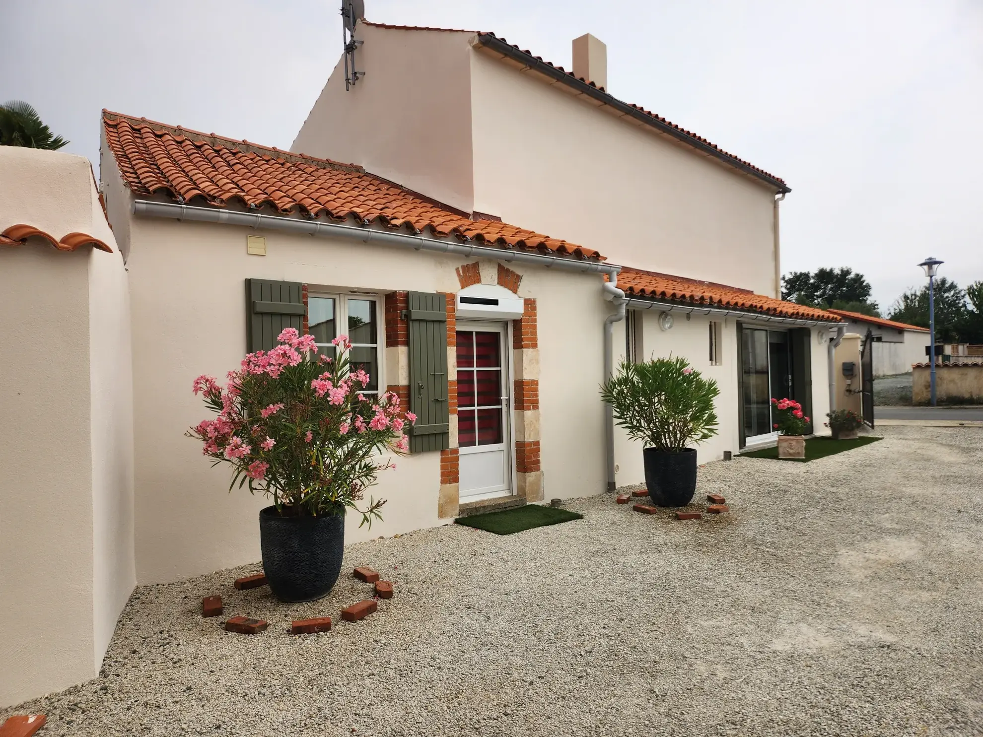 Charmante maison en pierre rénovée avec dépendances à Sainte-Jean-de-Beugné