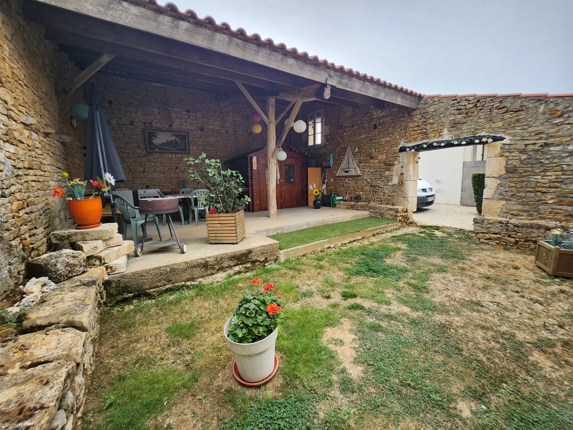 Charmante maison en pierre rénovée avec dépendances à Sainte-Jean-de-Beugné 