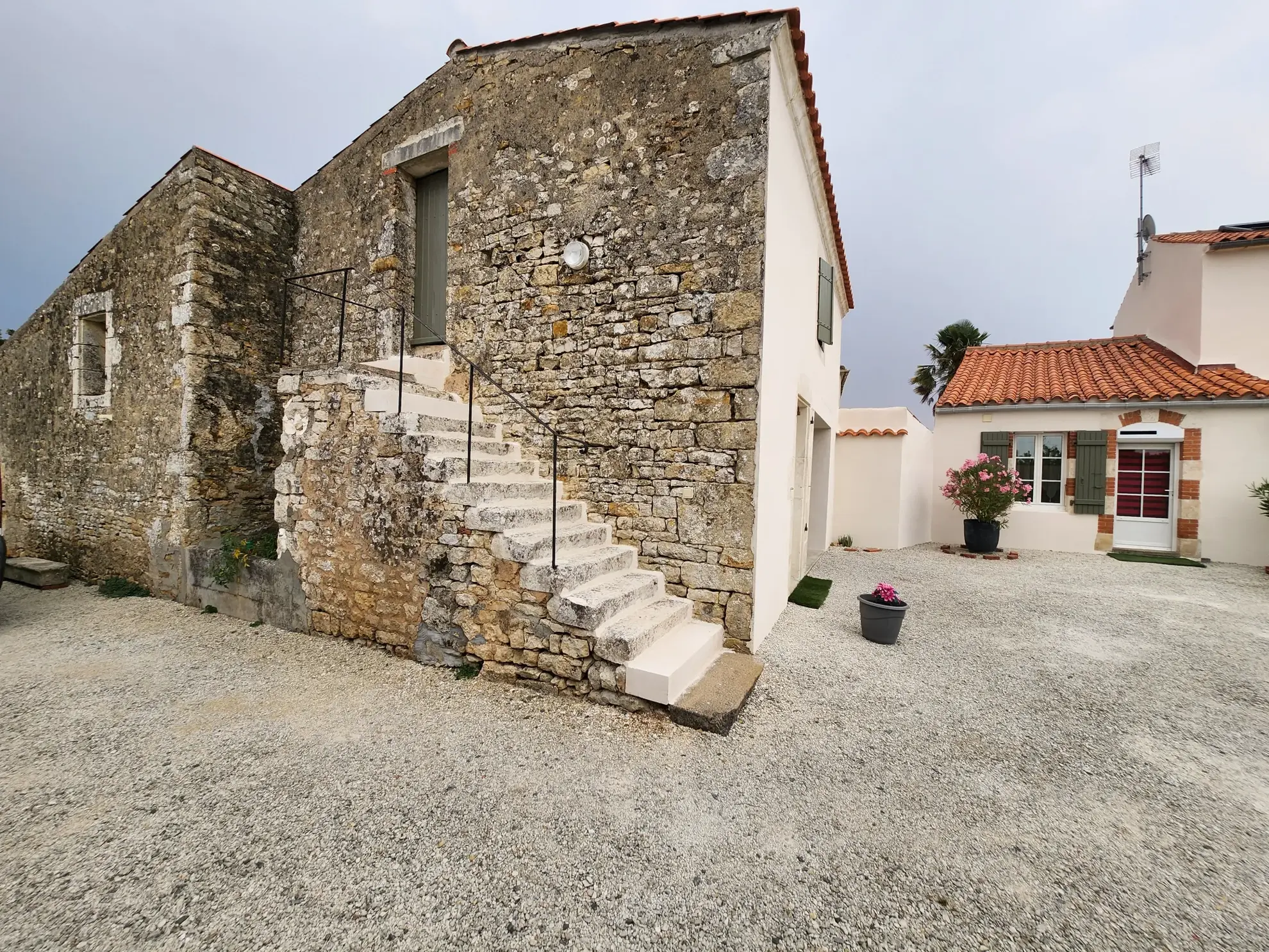 Charmante maison en pierre rénovée avec dépendances à Sainte-Jean-de-Beugné 