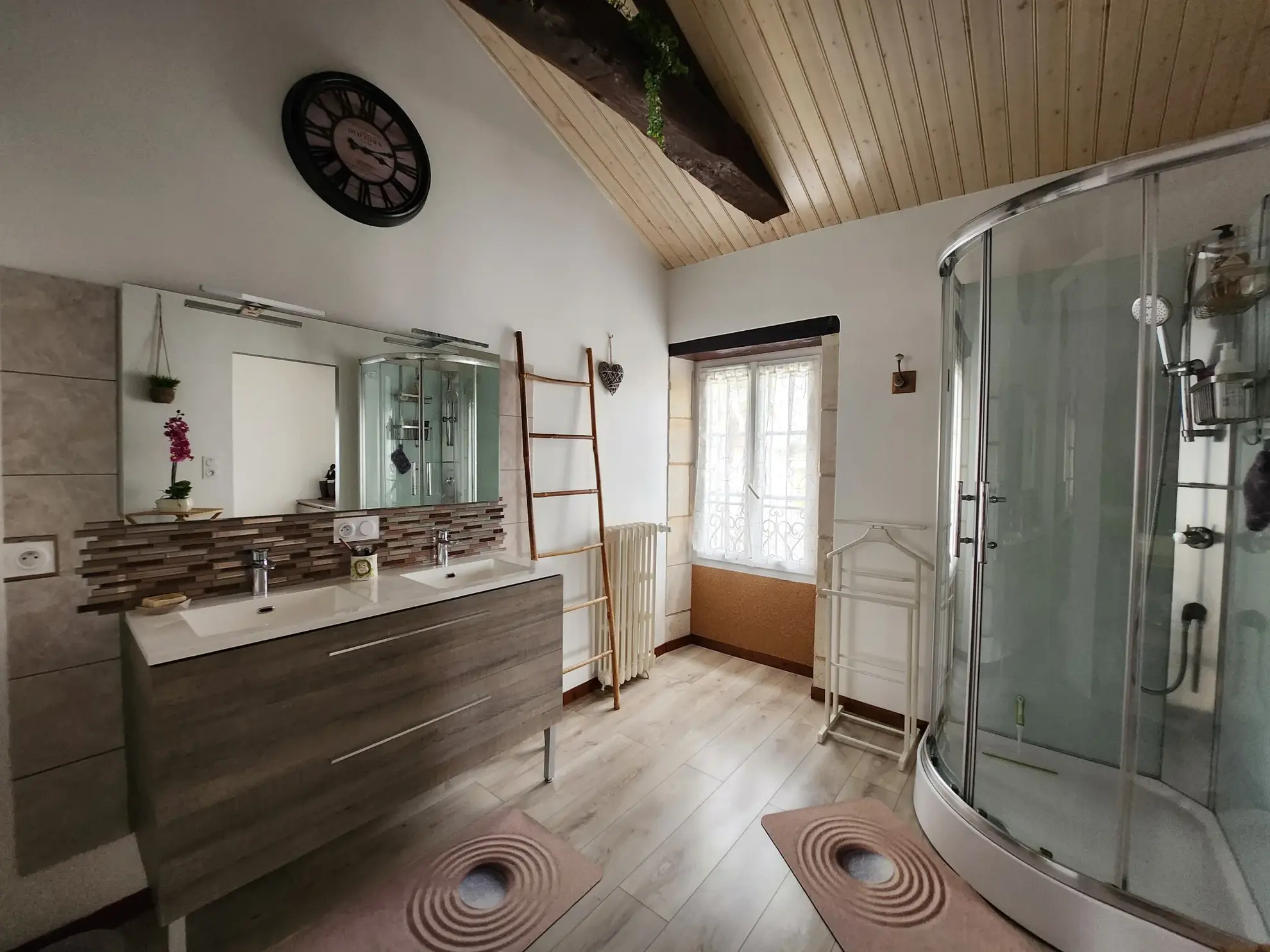 Charmante maison en pierre rénovée avec dépendances à Sainte-Jean-de-Beugné 