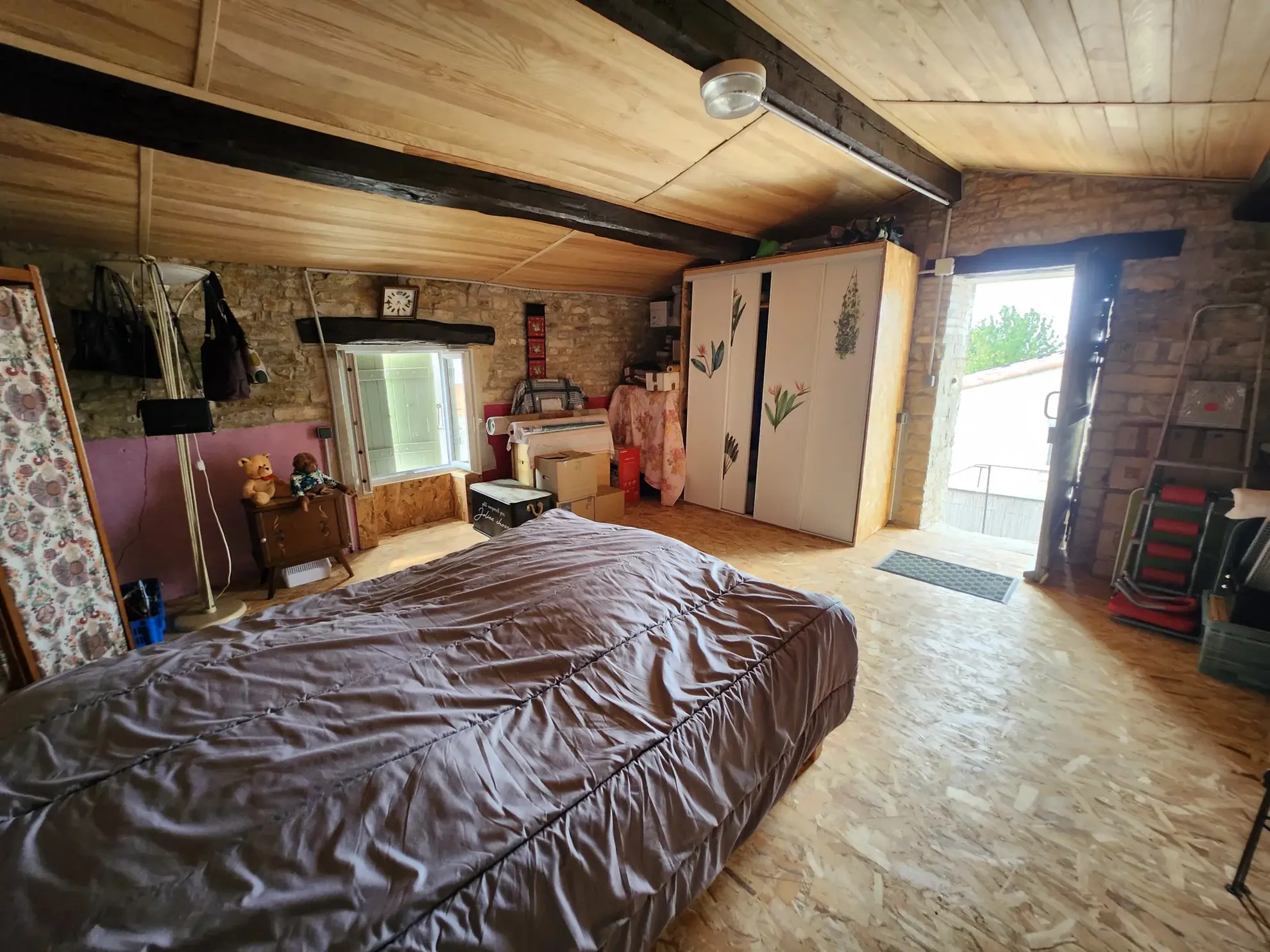 Charmante maison en pierre rénovée avec dépendances à Sainte-Jean-de-Beugné 