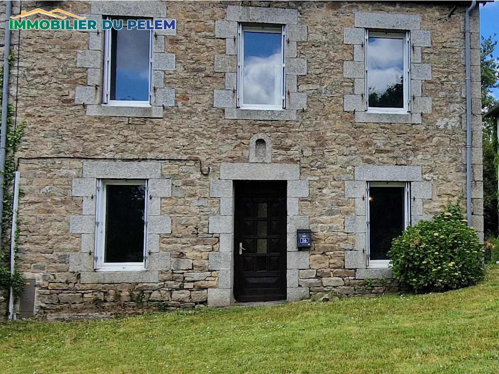 Maison entièrement meublée à vendre à Saint Nicolas du Pélem - 93 m²