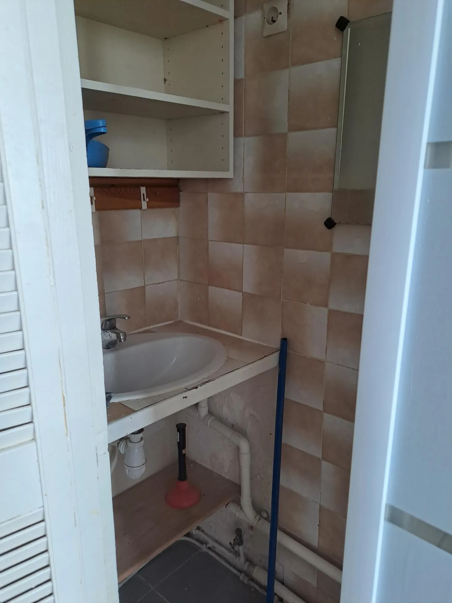 Studio de 11 m² à vendre à Paris 15e, emplacement idéal proche métros et commerces 