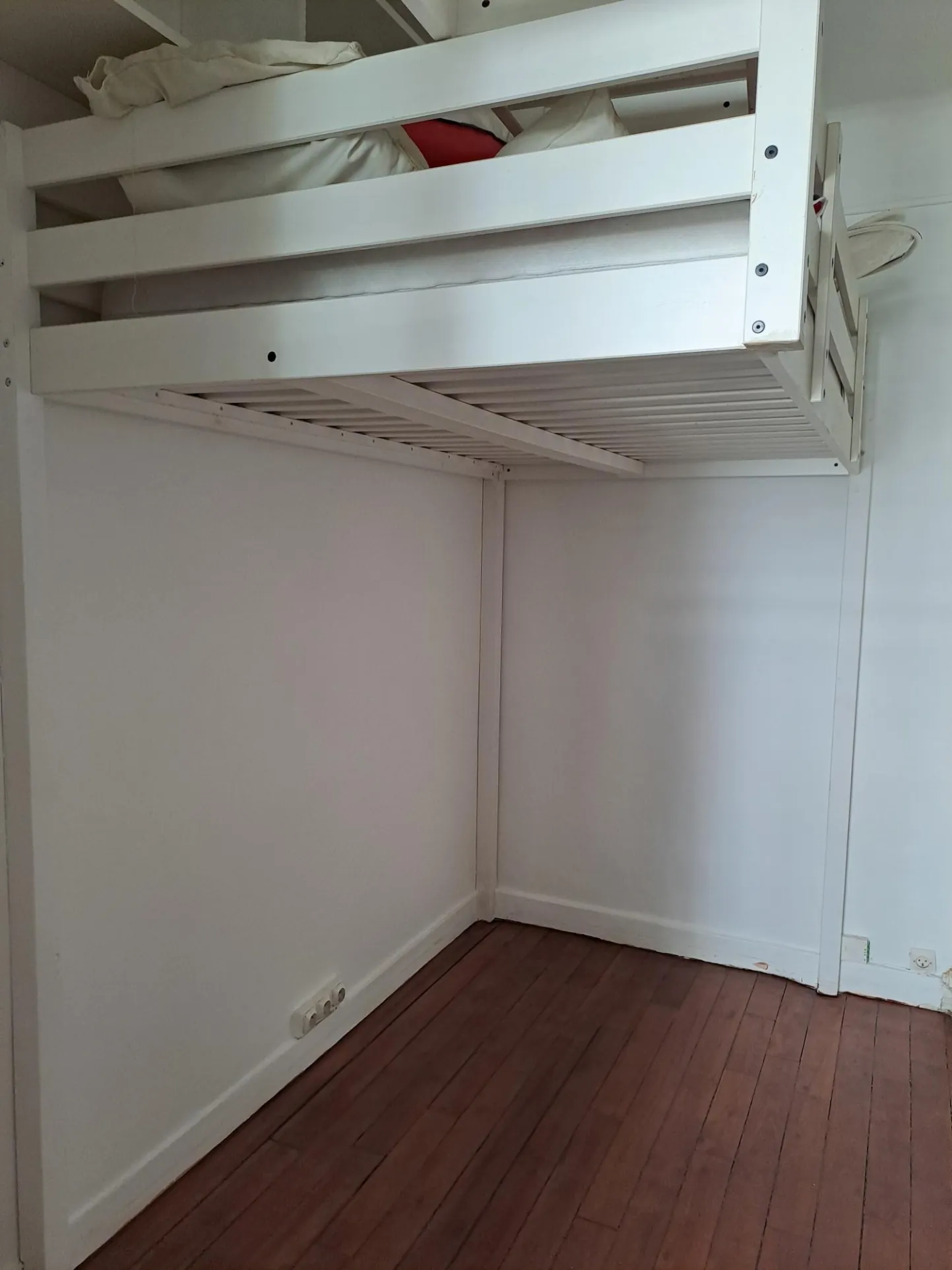 Studio de 11 m² à vendre à Paris 15e, emplacement idéal proche métros et commerces 