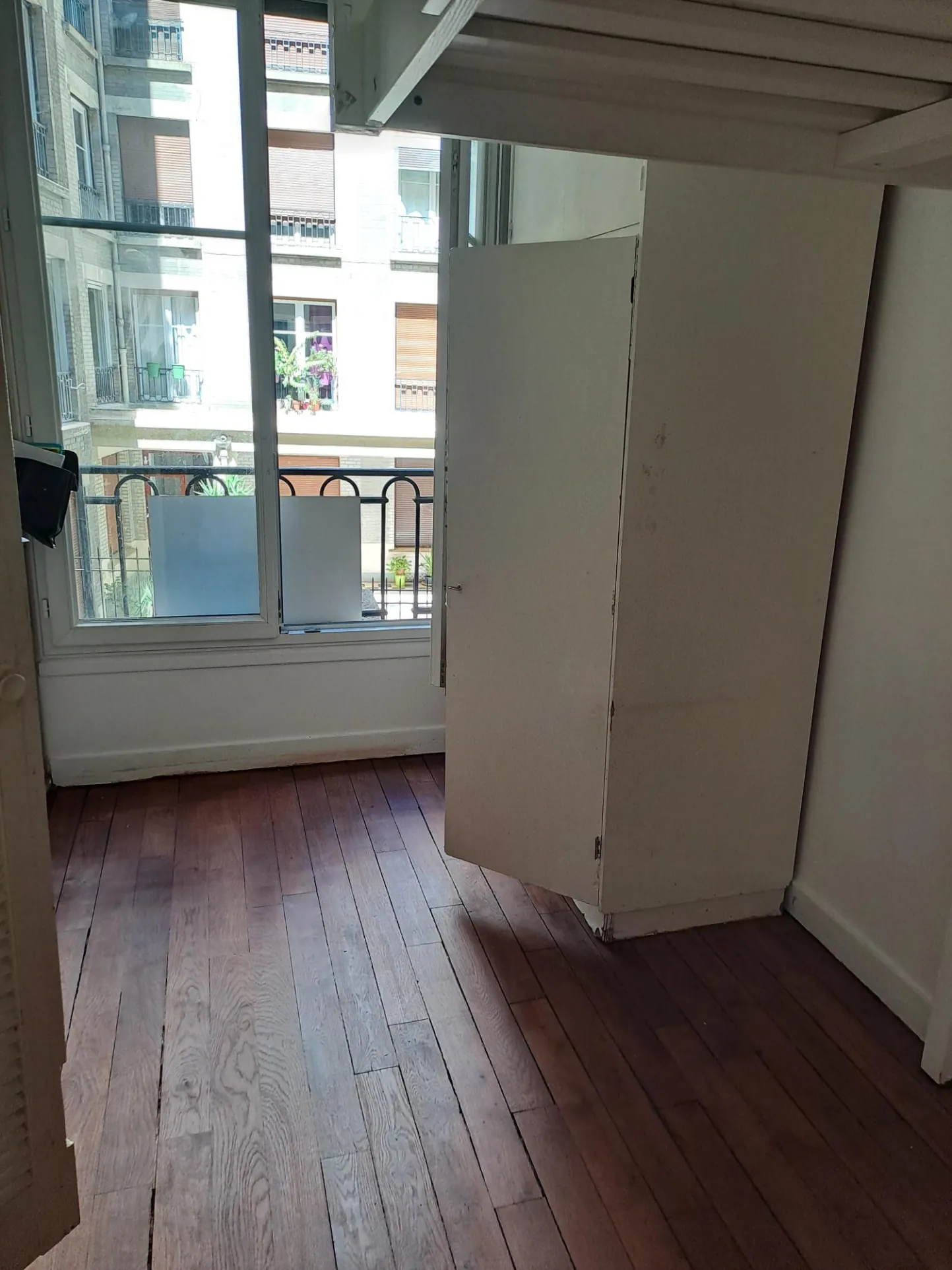 Studio de 11 m² à vendre à Paris 15e, emplacement idéal proche métros et commerces 