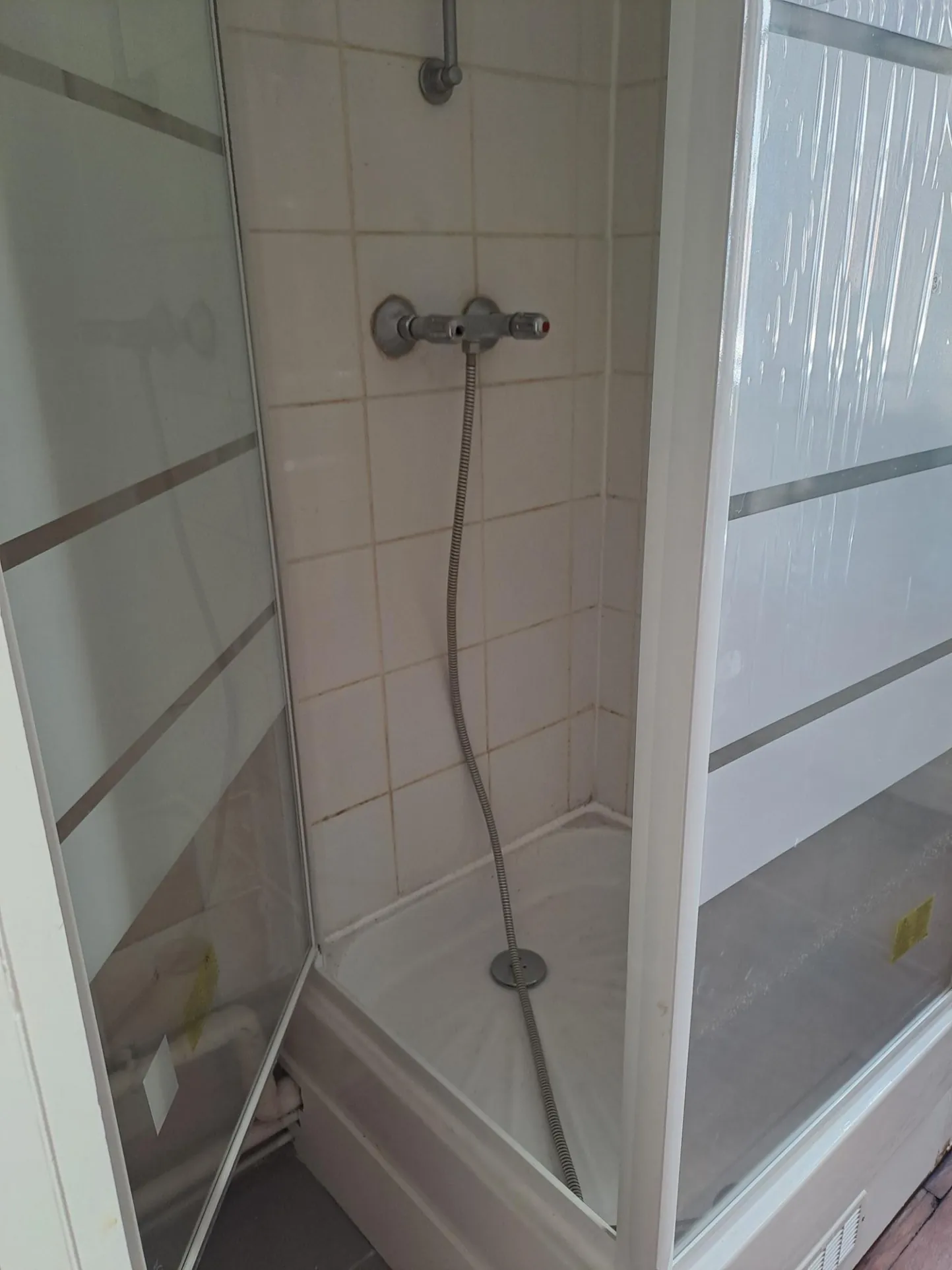 Studio de 11 m² à vendre à Paris 15e, emplacement idéal proche métros et commerces 