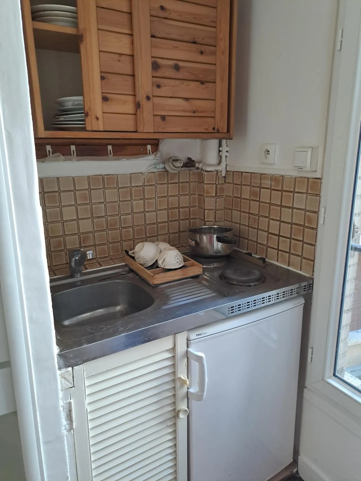 Studio de 11 m² à vendre à Paris 15e, emplacement idéal proche métros et commerces 