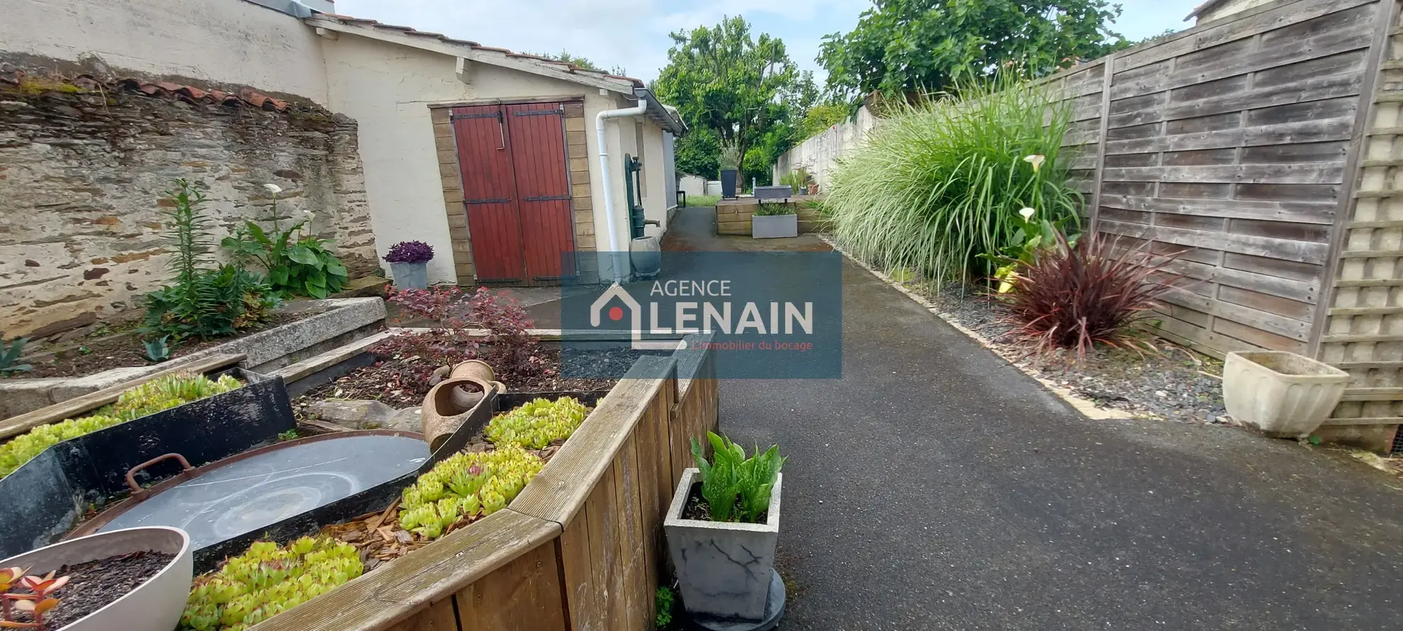 Maison à vendre de 113 m² à Mouchamps avec terrasse et garage 